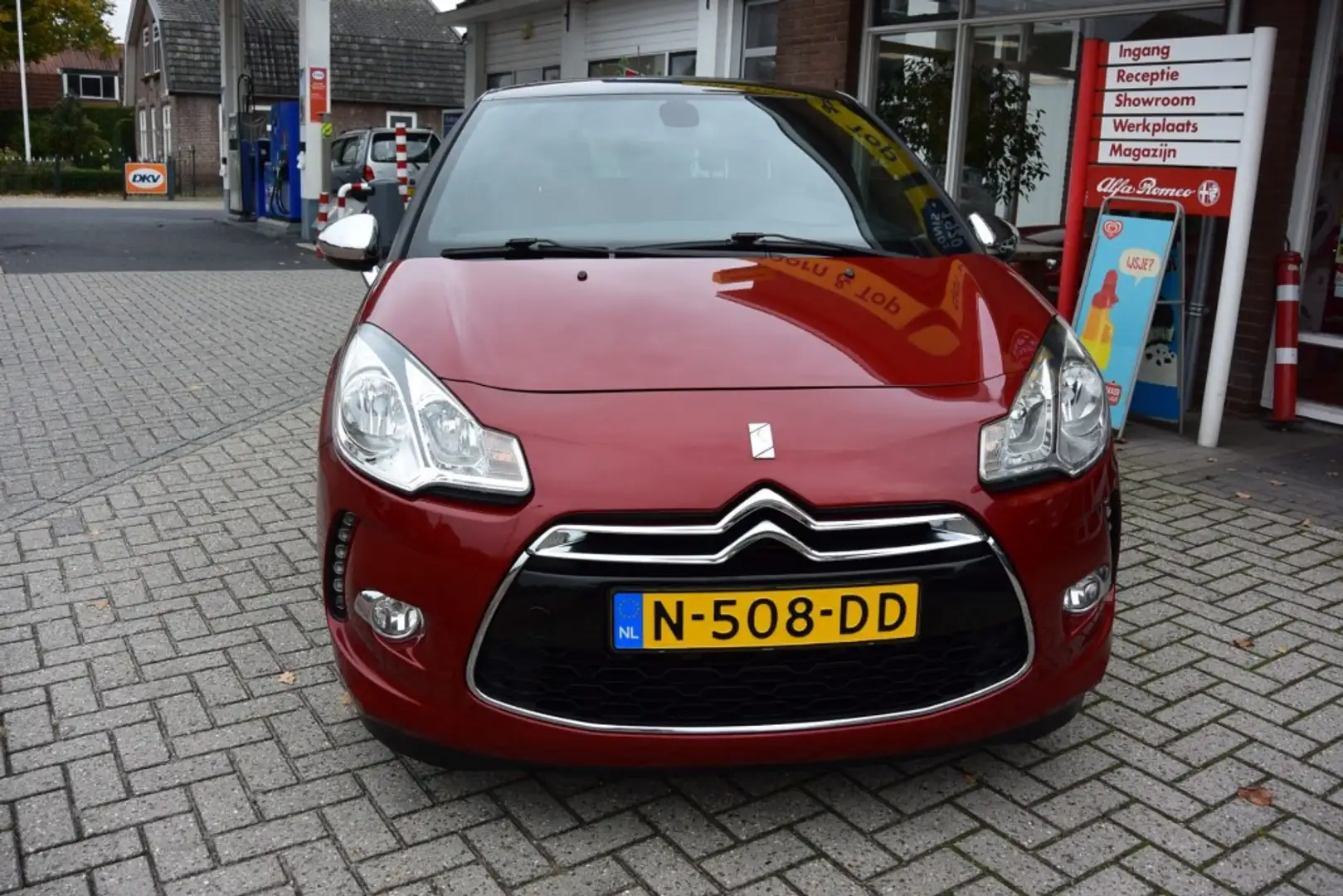 Citroen DS3 1.6 SO CHIC IN BLACK Rood - 2