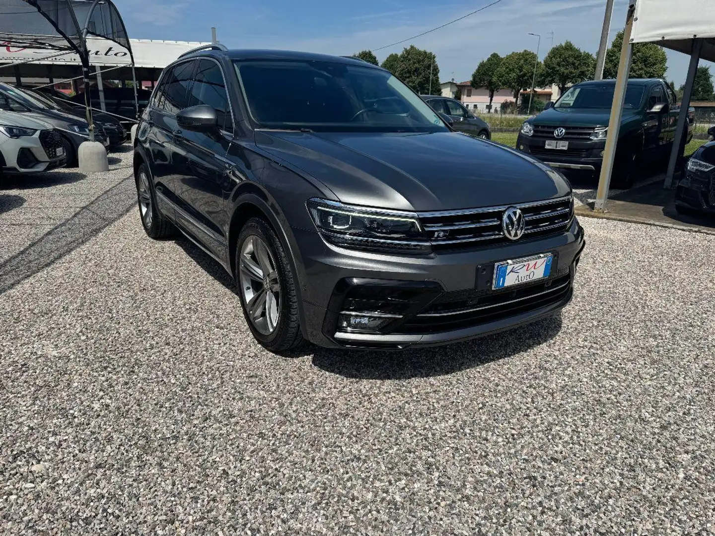 Volkswagen Tiguan 2.0 TDI DSG 4MOTION R-LINE Grijs - 2