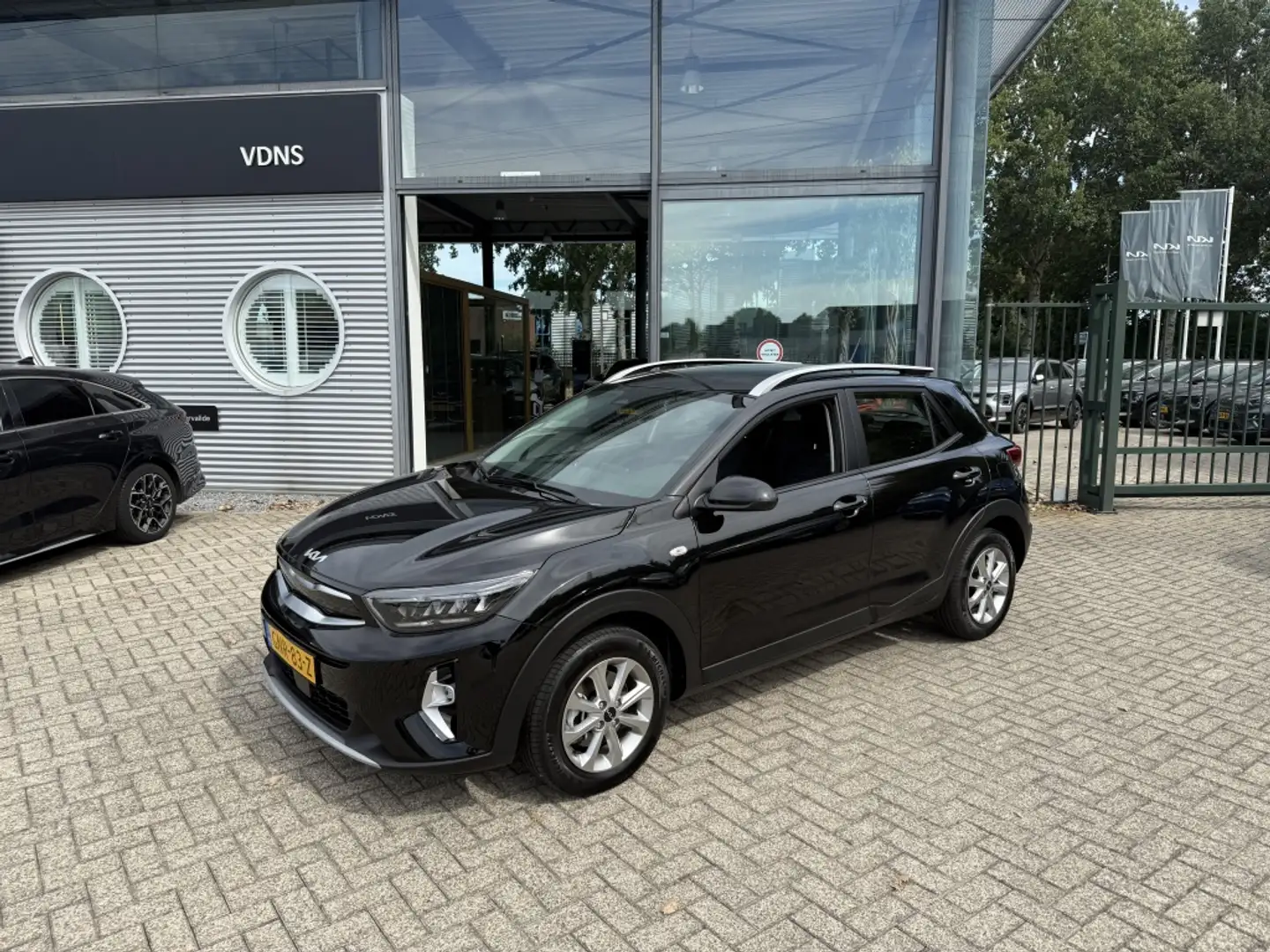 Kia Stonic 1.0 T-GDi MHEV DynamicLine NAVI CARPLAY + CAMERA Zwart - 2