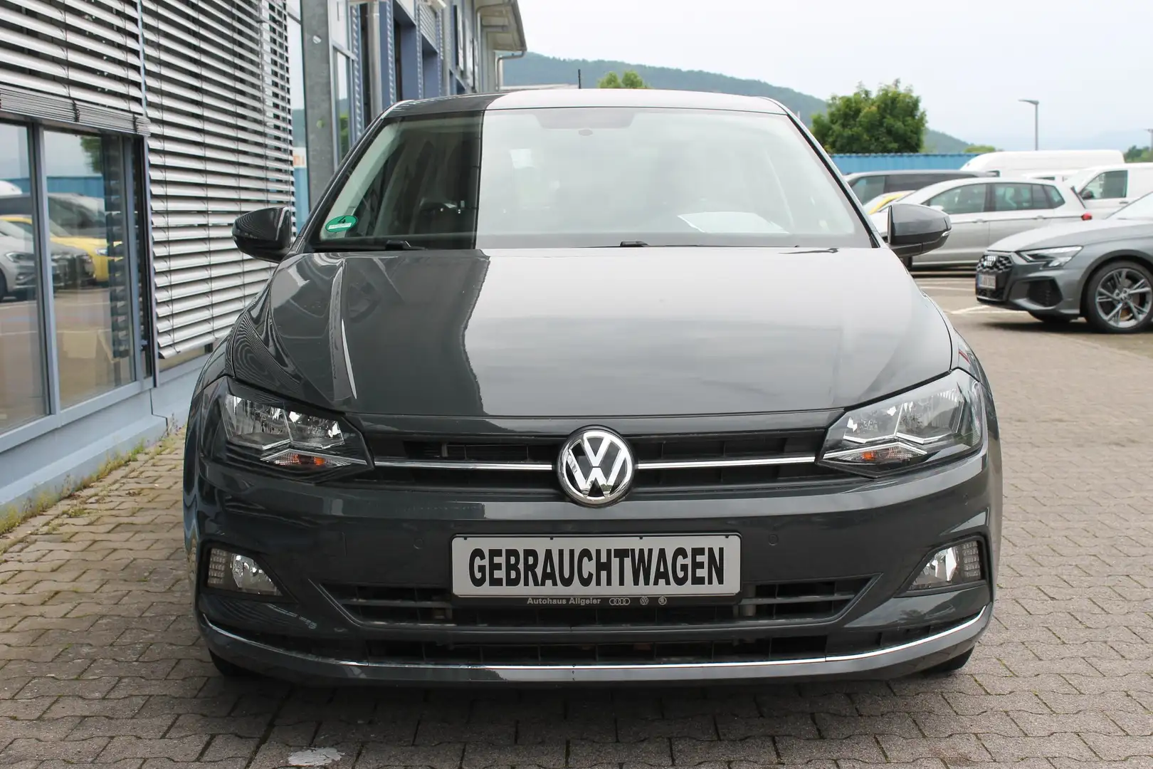 Volkswagen Polo 1.6 TDI Highline *Einparkhilfe/Sitzheizung/Alu* Grijs - 2