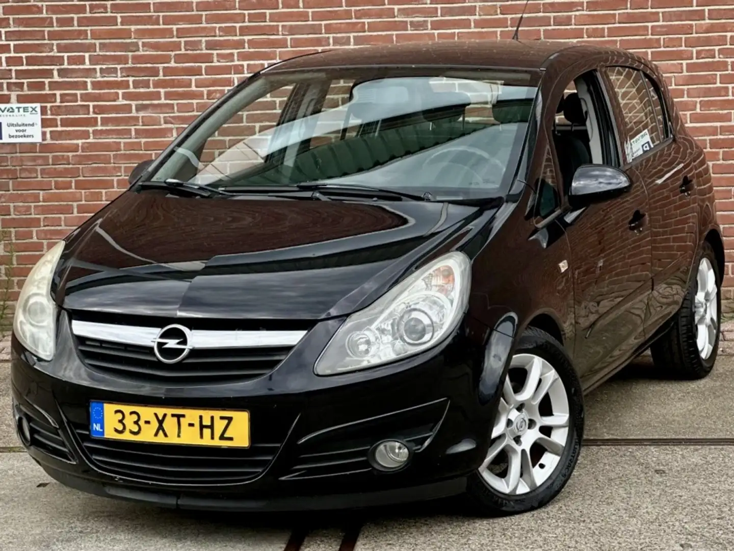 Opel Corsa 1.4-16V Bns Sport Zwart - 1