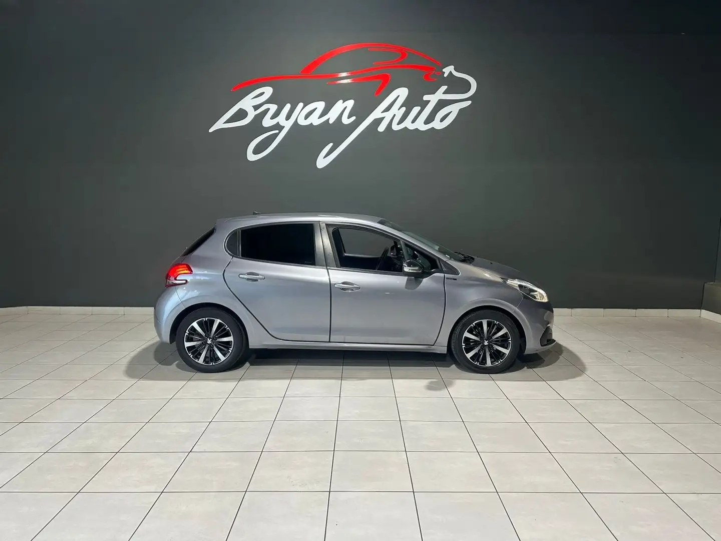 Peugeot 208 5p 1.2 puretech Signature s - 1