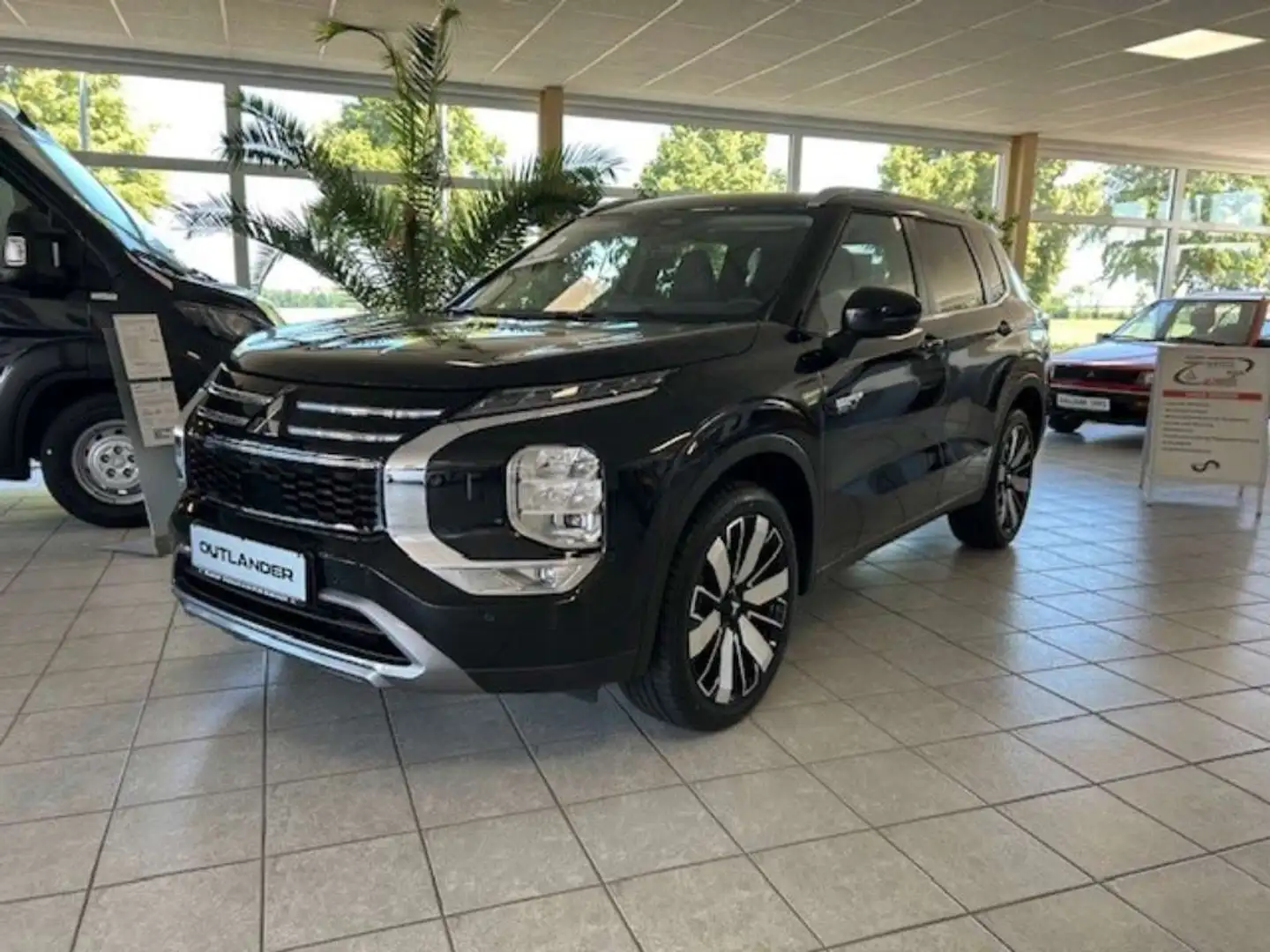 Mitsubishi Outlander 2.4L PHEV Intro Edition Schwarz - 1