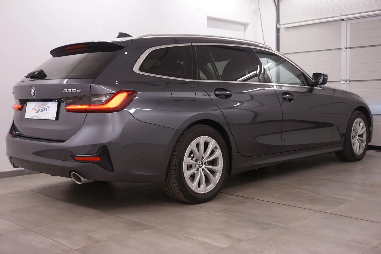 BMW 330 e xDrive // Anhängervorrichtung // Grau - 2