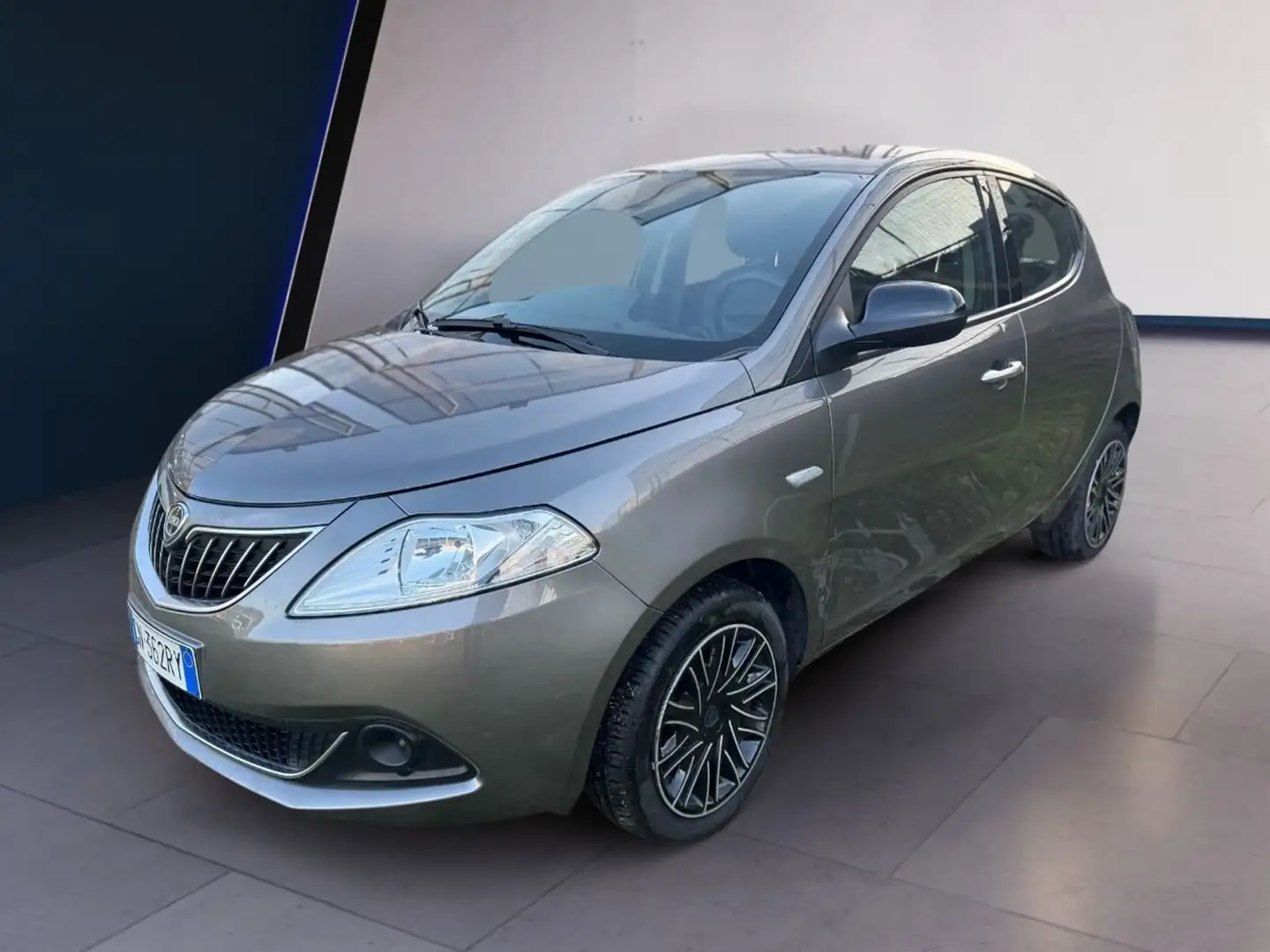 Lancia Ypsilon 1.0 firefly 70 cv s&amp;s hybrid silver plus Grau - 1