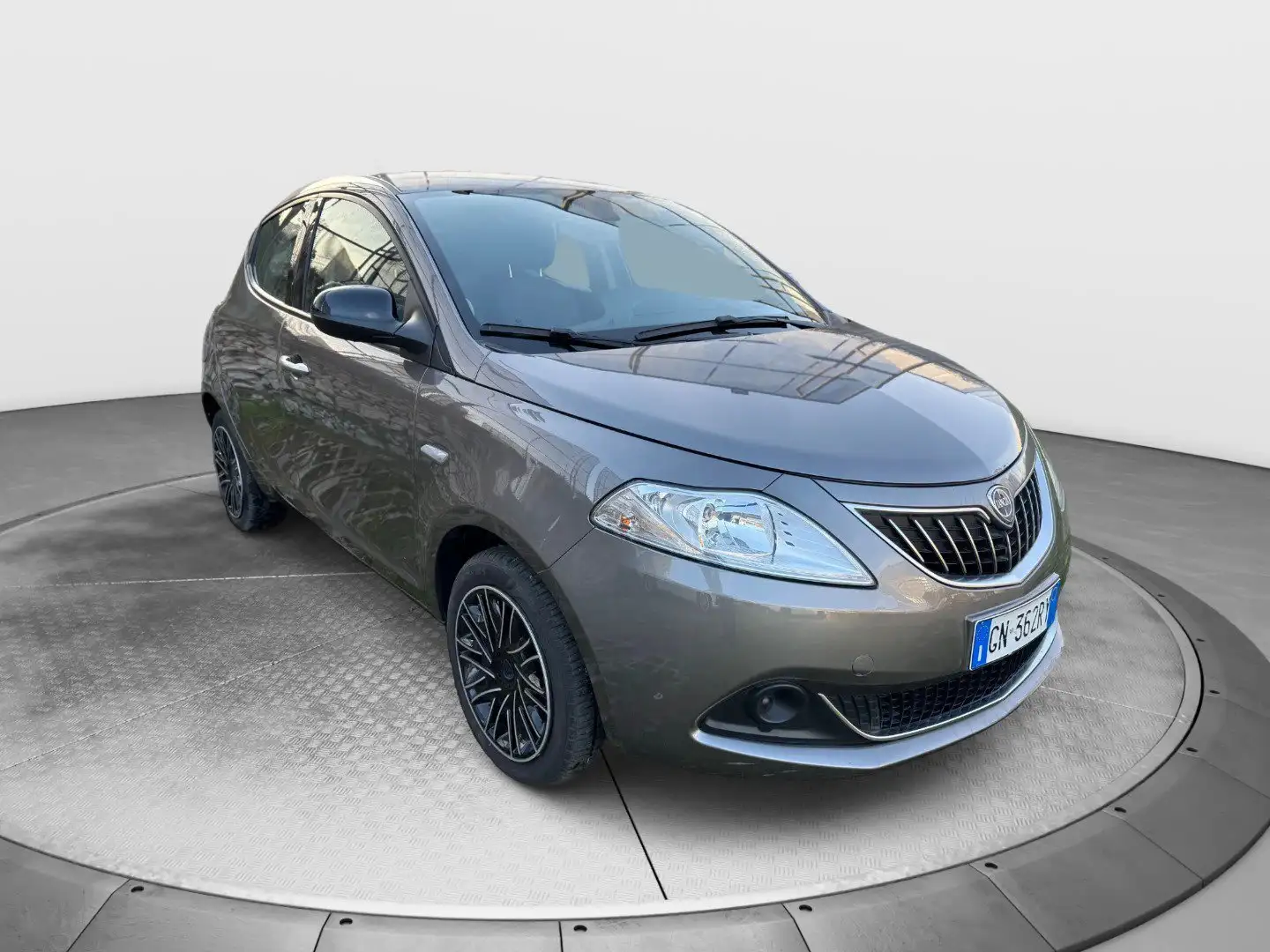 Lancia Ypsilon 1.0 firefly 70 cv s&amp;s hybrid silver plus Grau - 2