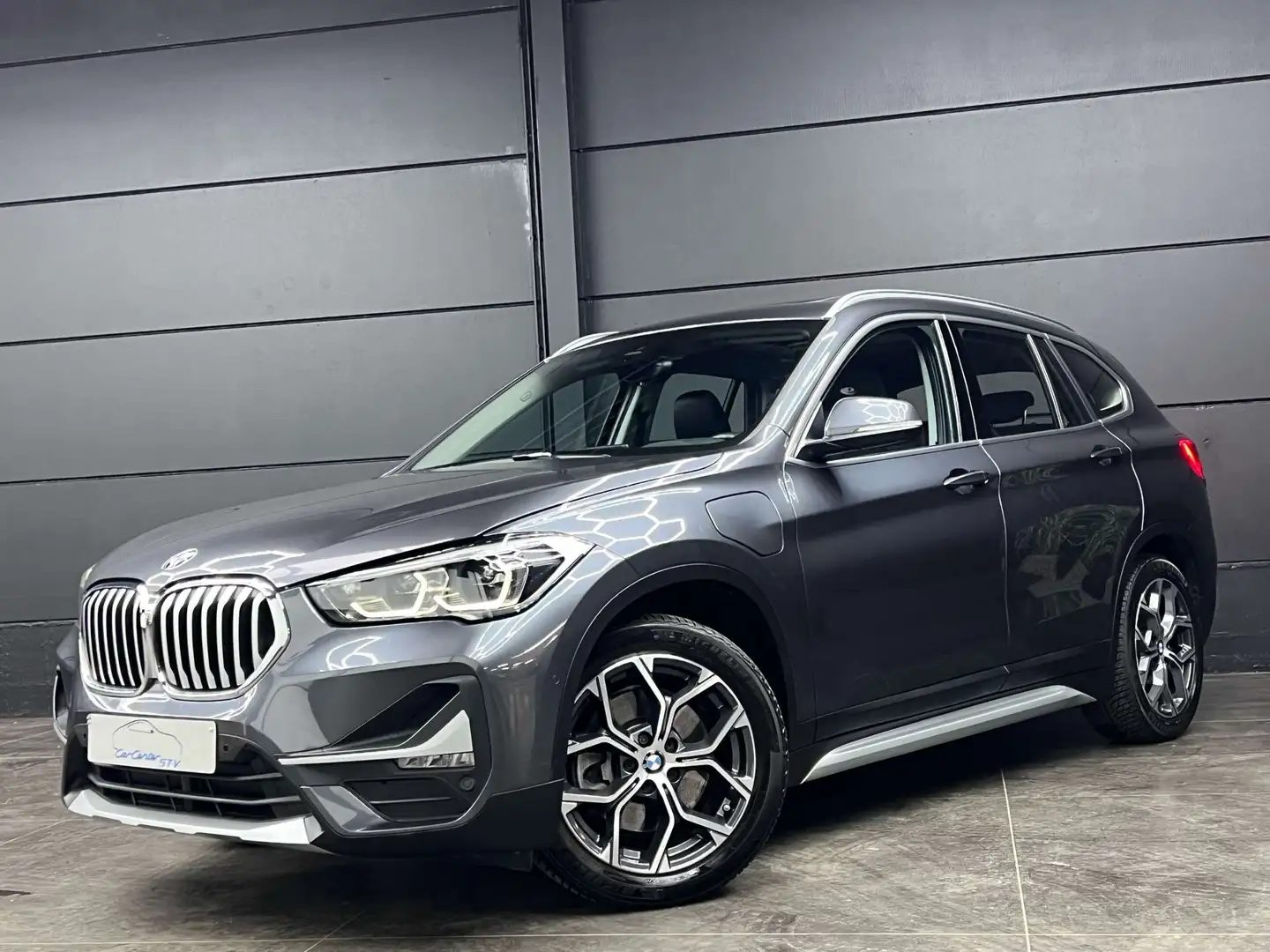 BMW X1 xDrive25e Plug-in Hybrid / Pano dak / LED / Camera Grau - 1