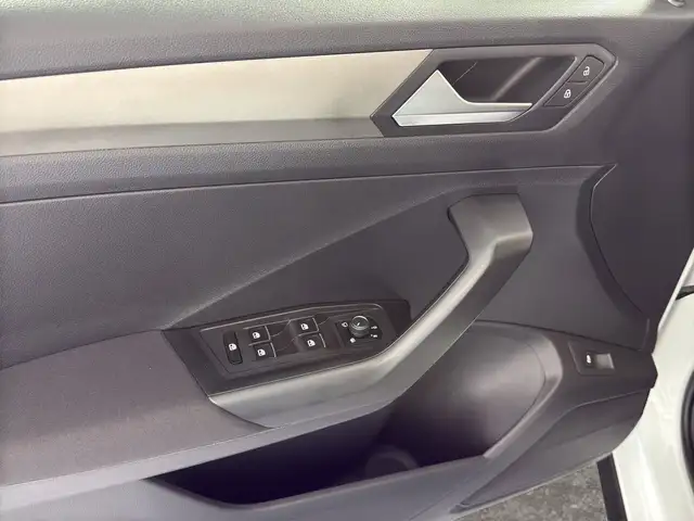 Volkswagen T-Roc view 13