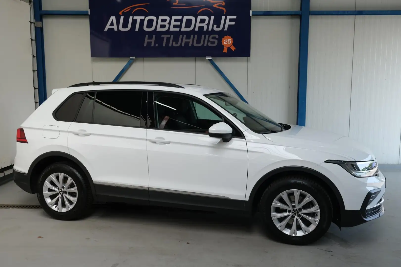 Volkswagen Tiguan 2.0 TDI 150pk - N.A.P. Airco, Navi, PDC, Grijskent Білий - 2