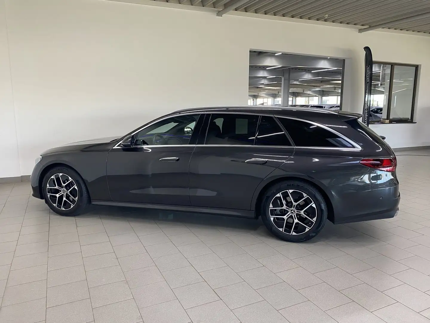 Mercedes-Benz E 200 T AVANTGARDE LED+DIST+AHK+KEY+KAMERA+NAVI Grau - 2