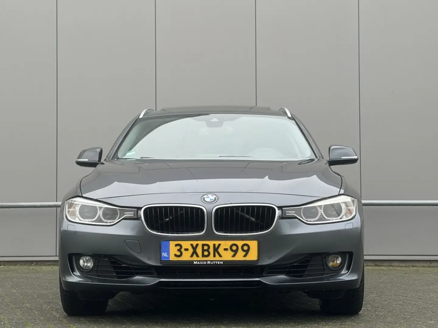 BMW 330 3-serie Touring 330d xDrive - pano - navi - cruise Grau - 2