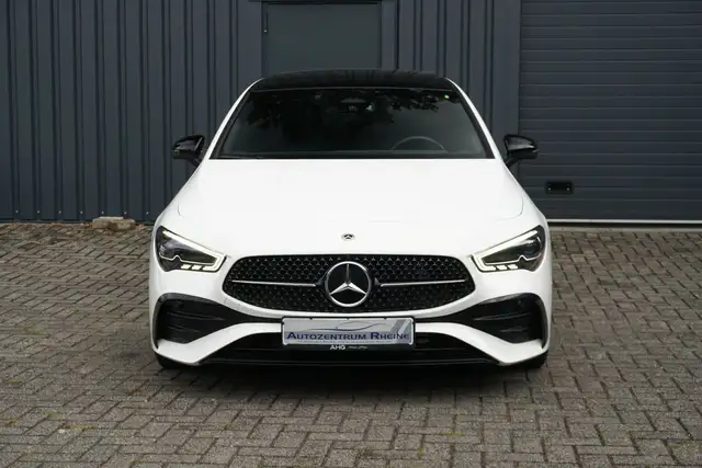 Mercedes-Benz 220 view 2