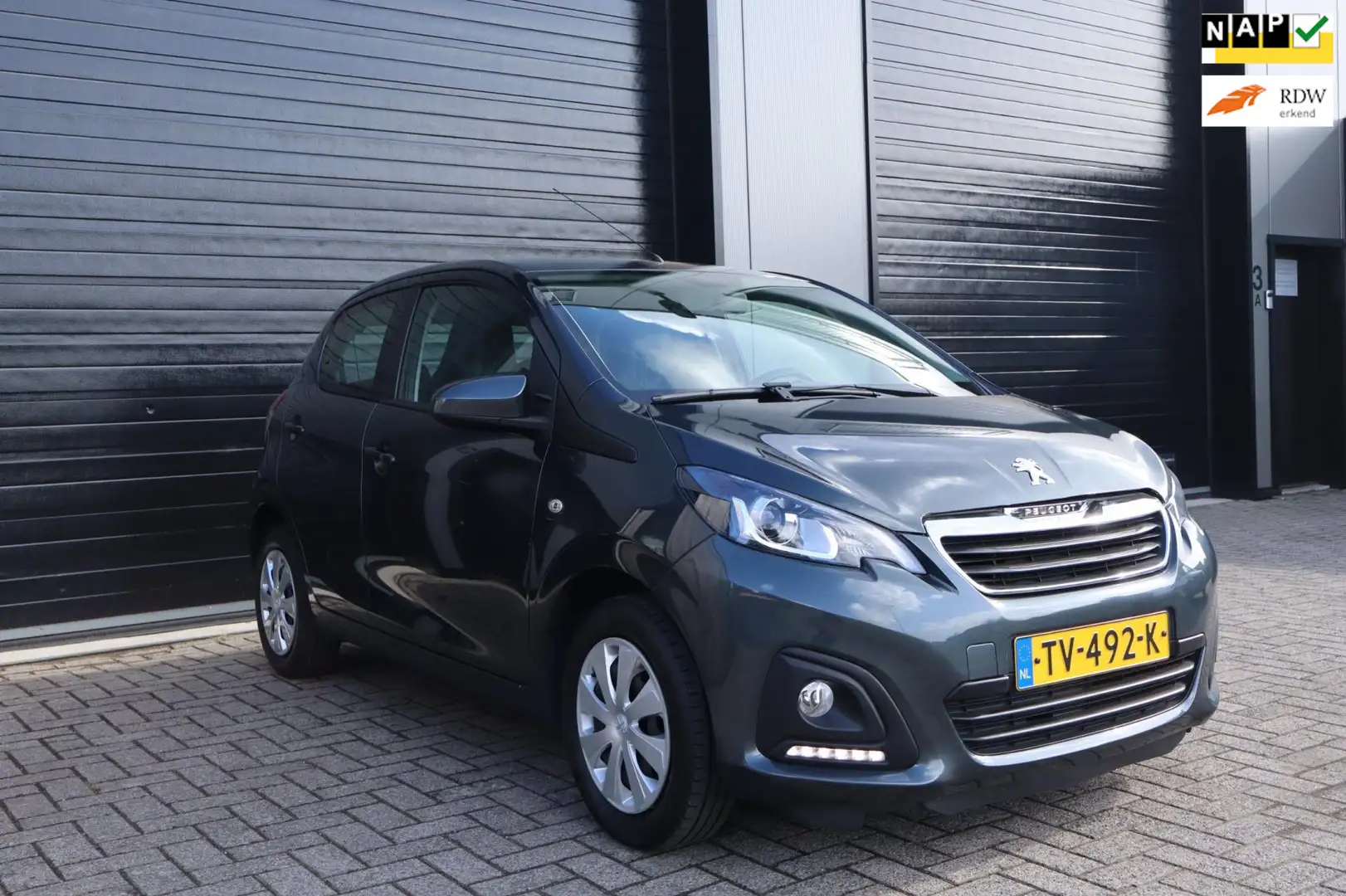 Peugeot 108 1.0 e-VTi Active Radio Airco Bluetooth Elektrisc Grijs - 1