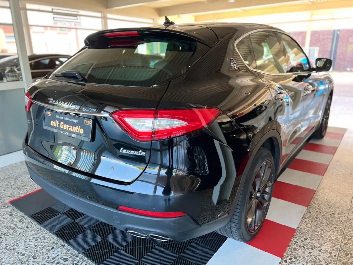 Maserati Levante Q4 Leder Nav LED ACC Torwinkel Spurhalt Schwarz - 2