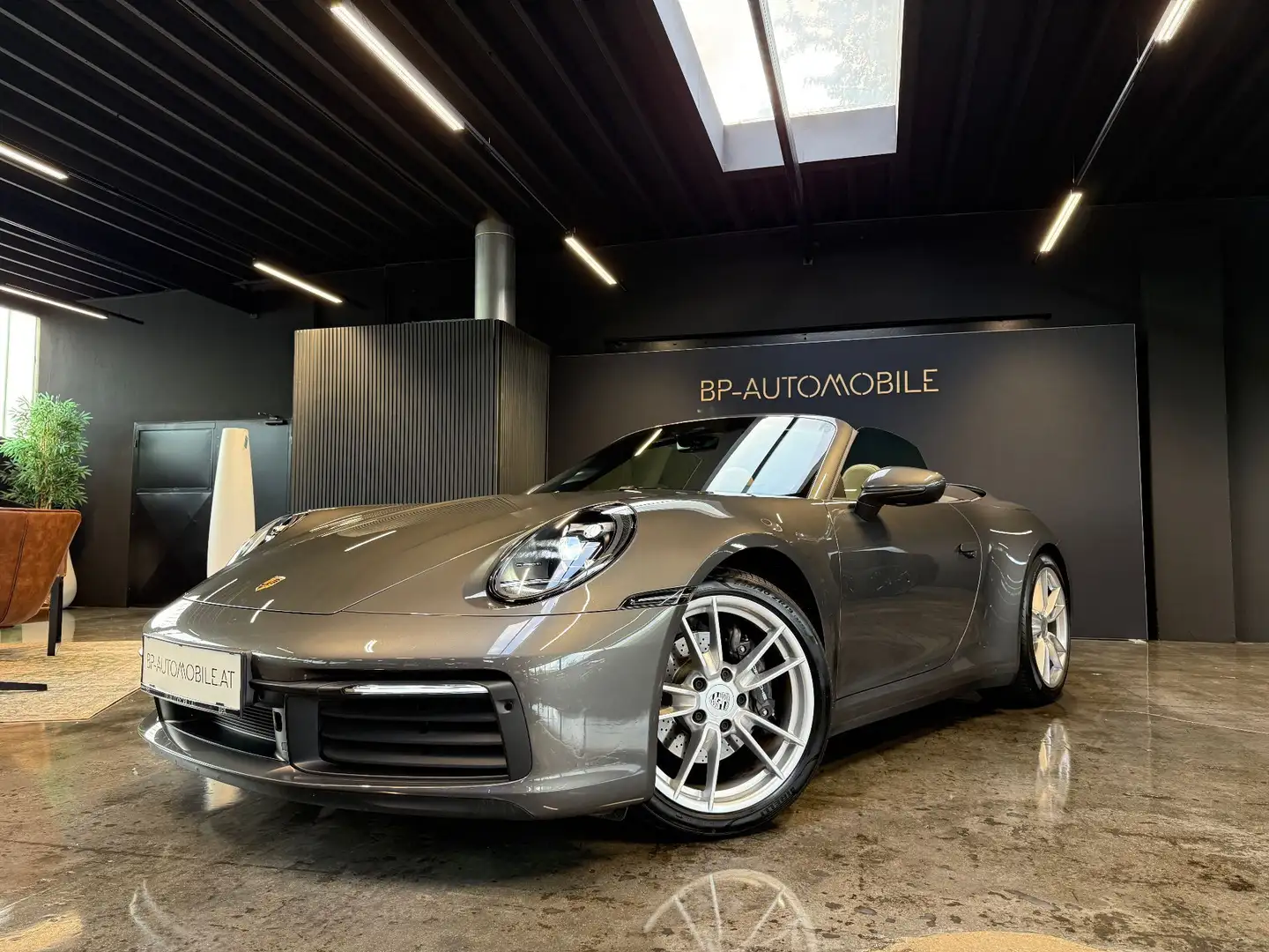 Porsche 992 911 Carrera 4 Cabrio PDK Grau - 2