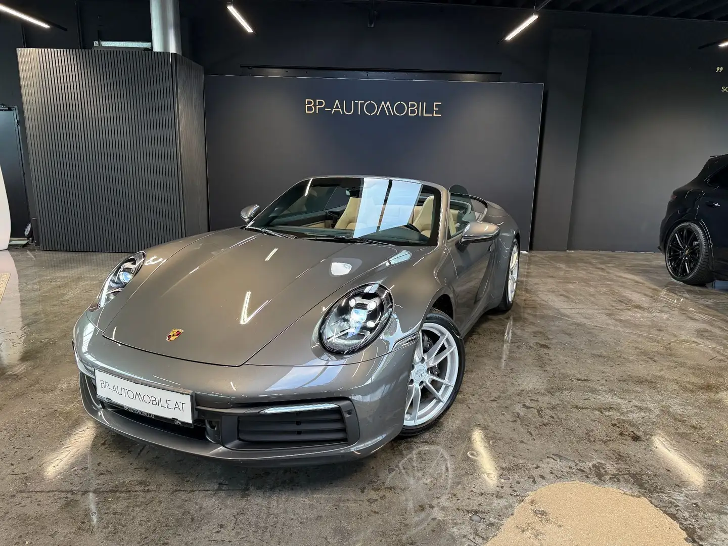 Porsche 992 911 Carrera 4 Cabrio PDK Grau - 1