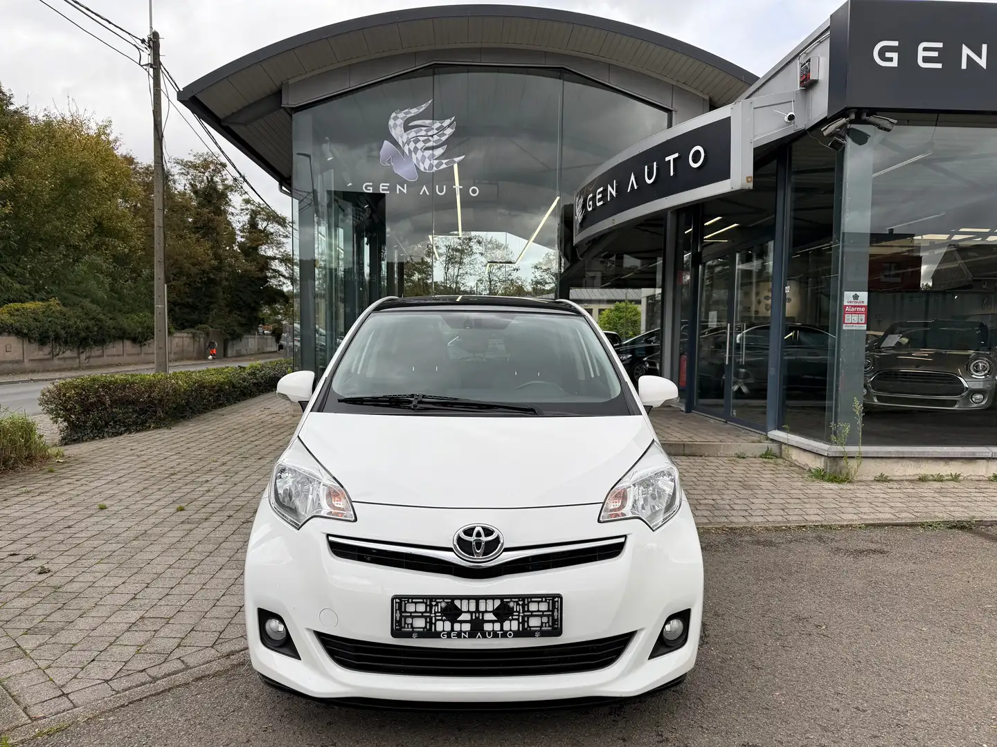 Toyota Verso-S 1.4 D-4D Comfort GPS Camera KeyLess&GO Airco Pano. Blanc - 2