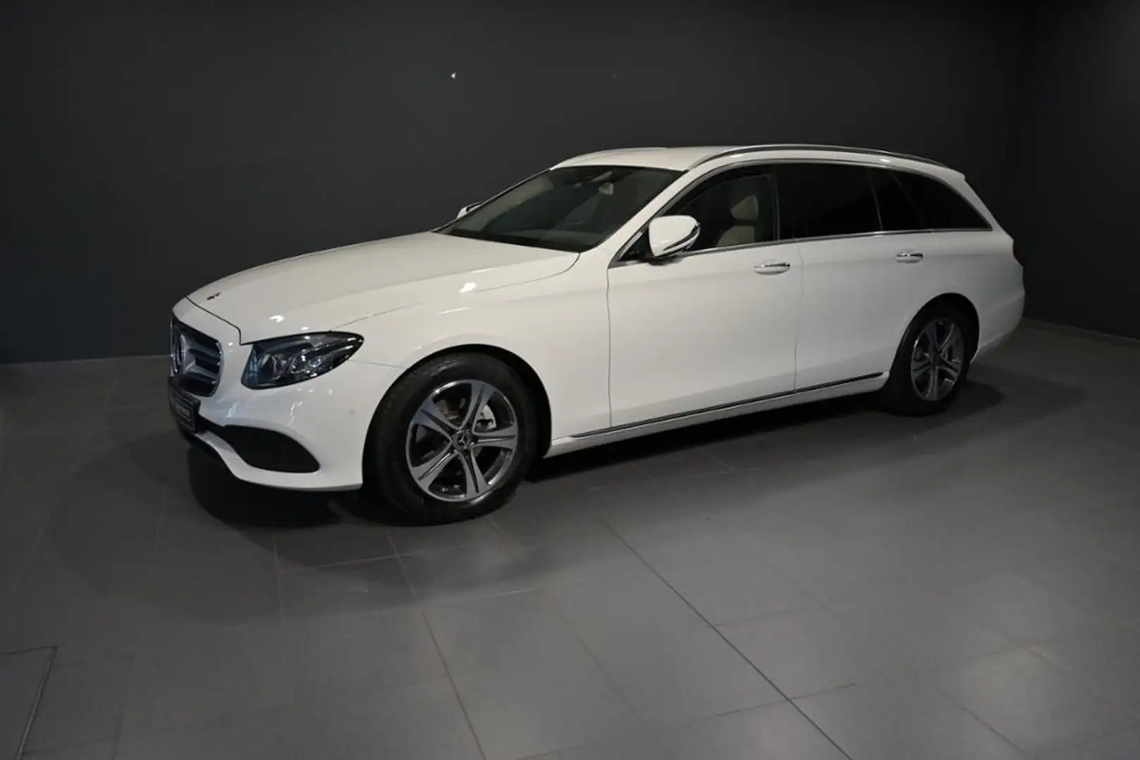 Mercedes-Benz E 220 d T HUD Navi ACC KeyLess PDC SHZ LM LED Weiß - 1