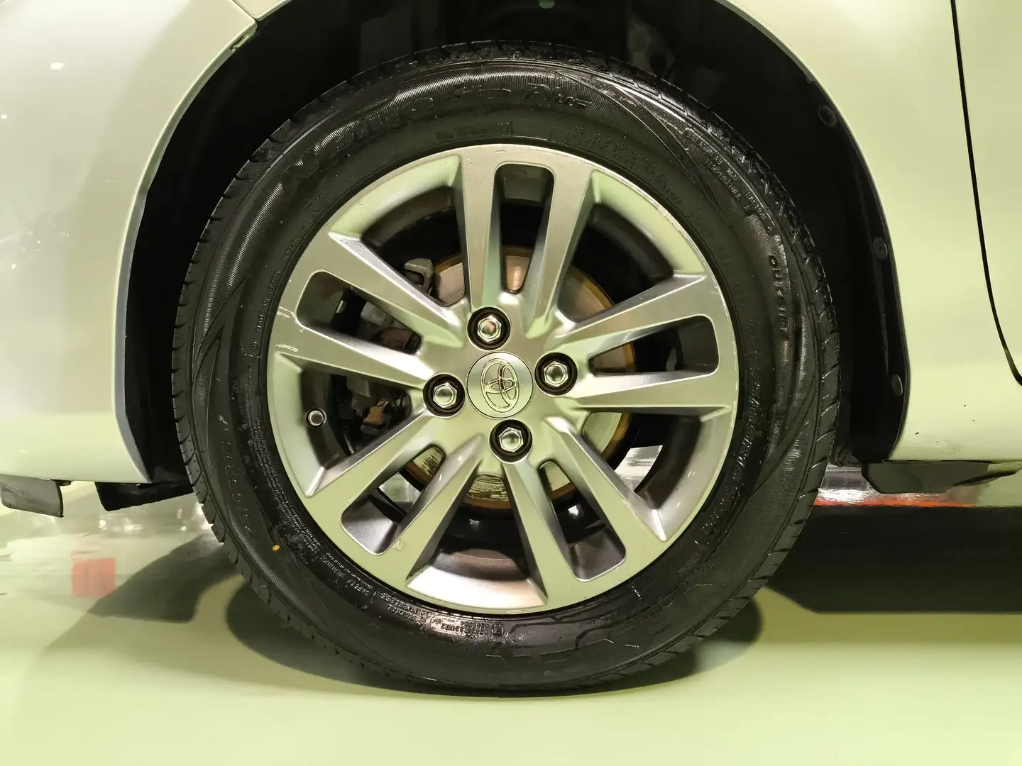 Toyota Yaris 1.3 Active MultiDrive Plateado - 2