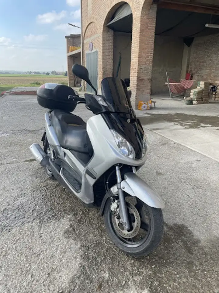 Yamaha X-Max 250