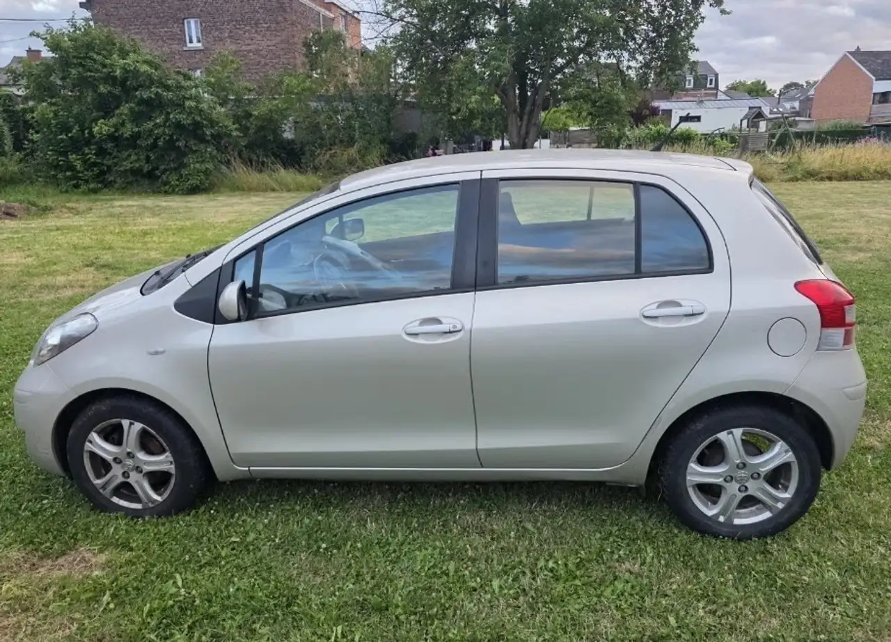 Toyota Yaris Yaris — photo 2