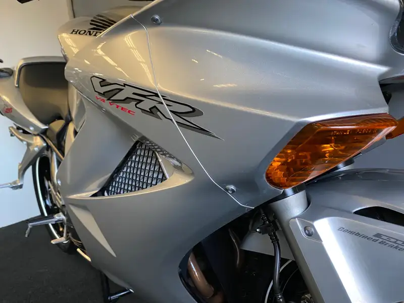 Honda VFR 800 - foto 7