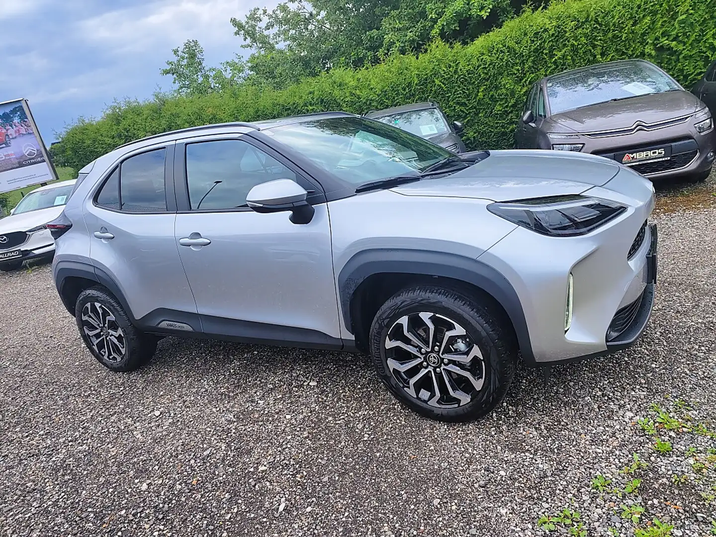 Toyota Yaris Cross 1,5 116 VVT-i Hybrid Active Drive Automatik Silber - 1