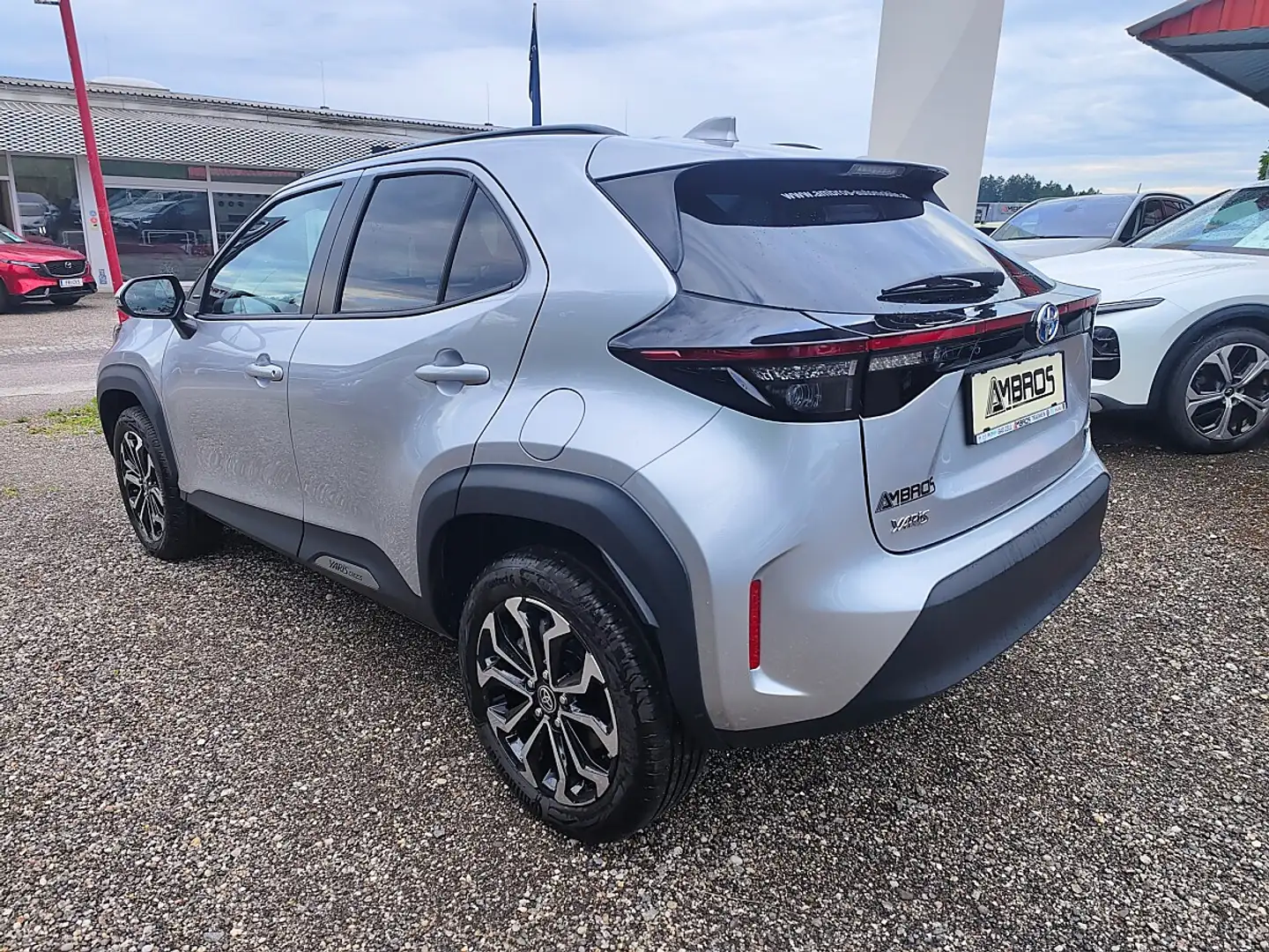 Toyota Yaris Cross 1,5 116 VVT-i Hybrid Active Drive Automatik Silber - 2