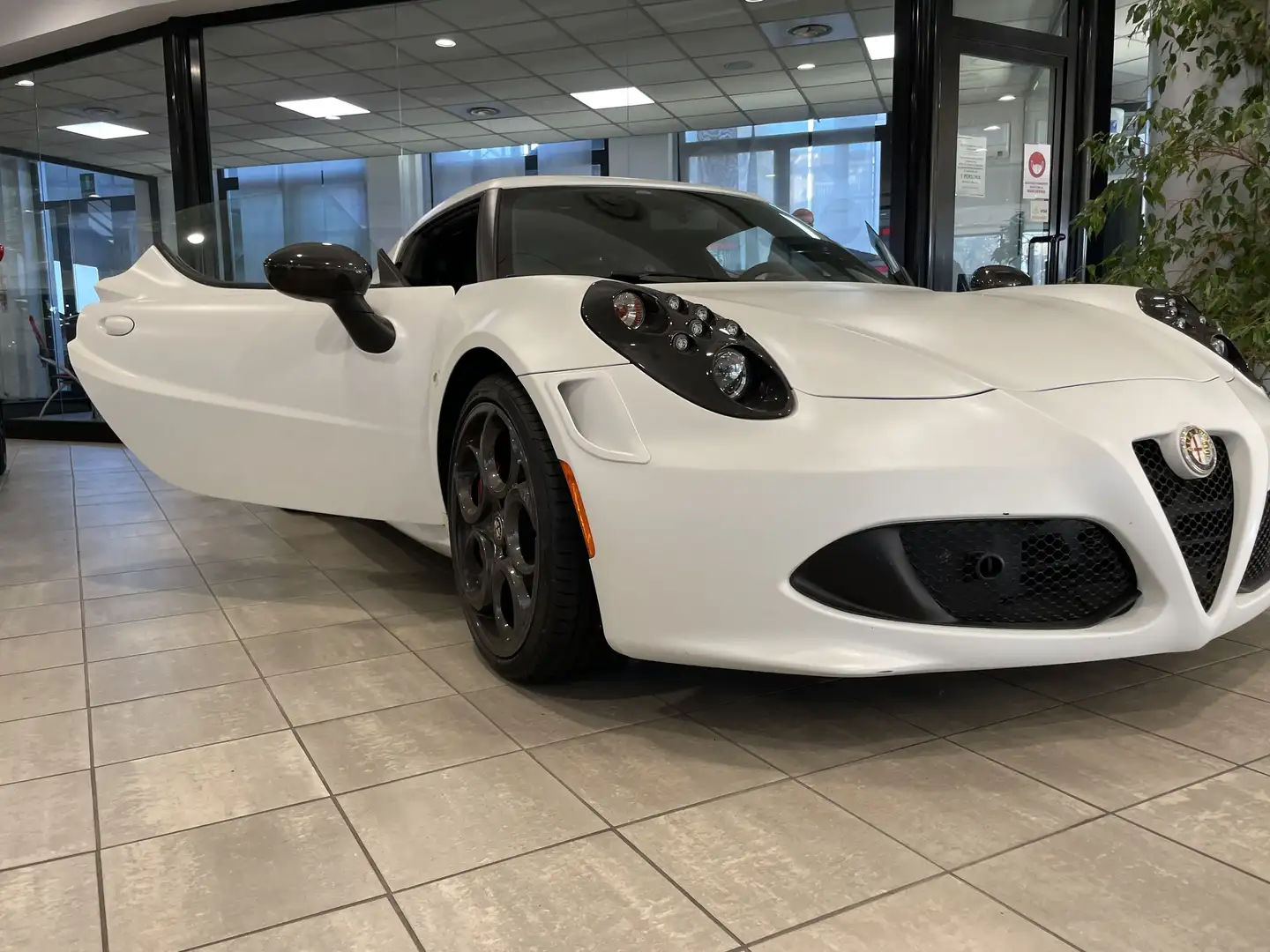 Alfa Romeo 4C Launch Edition - 1