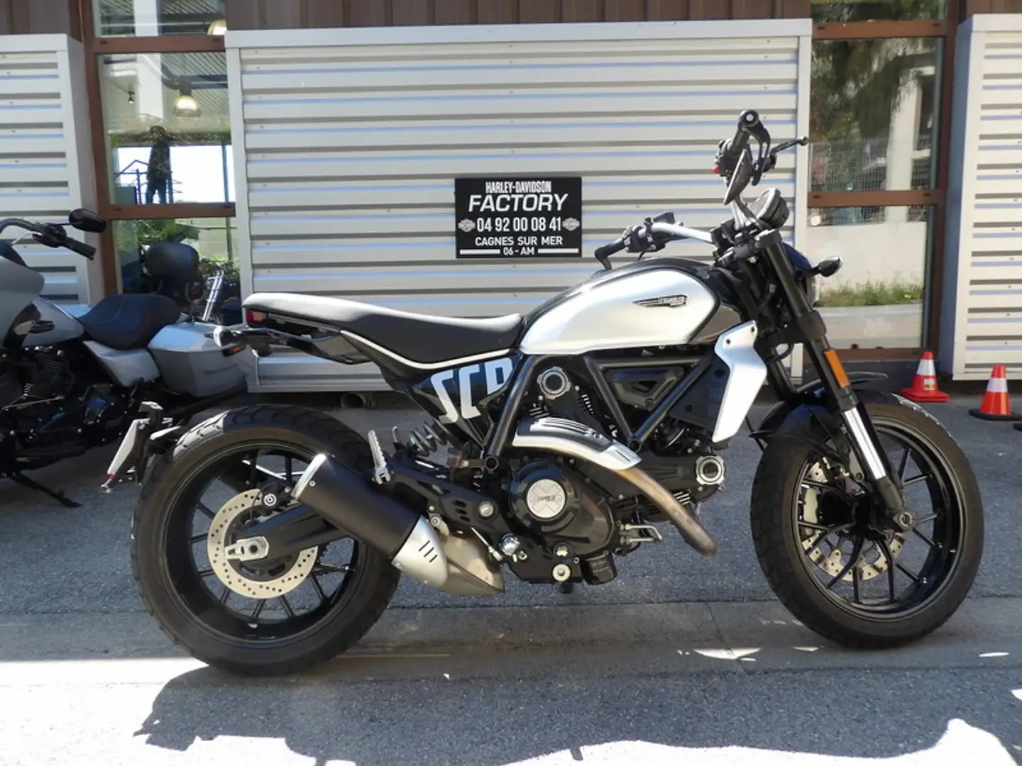 Ducati Scrambler Blanc - 1