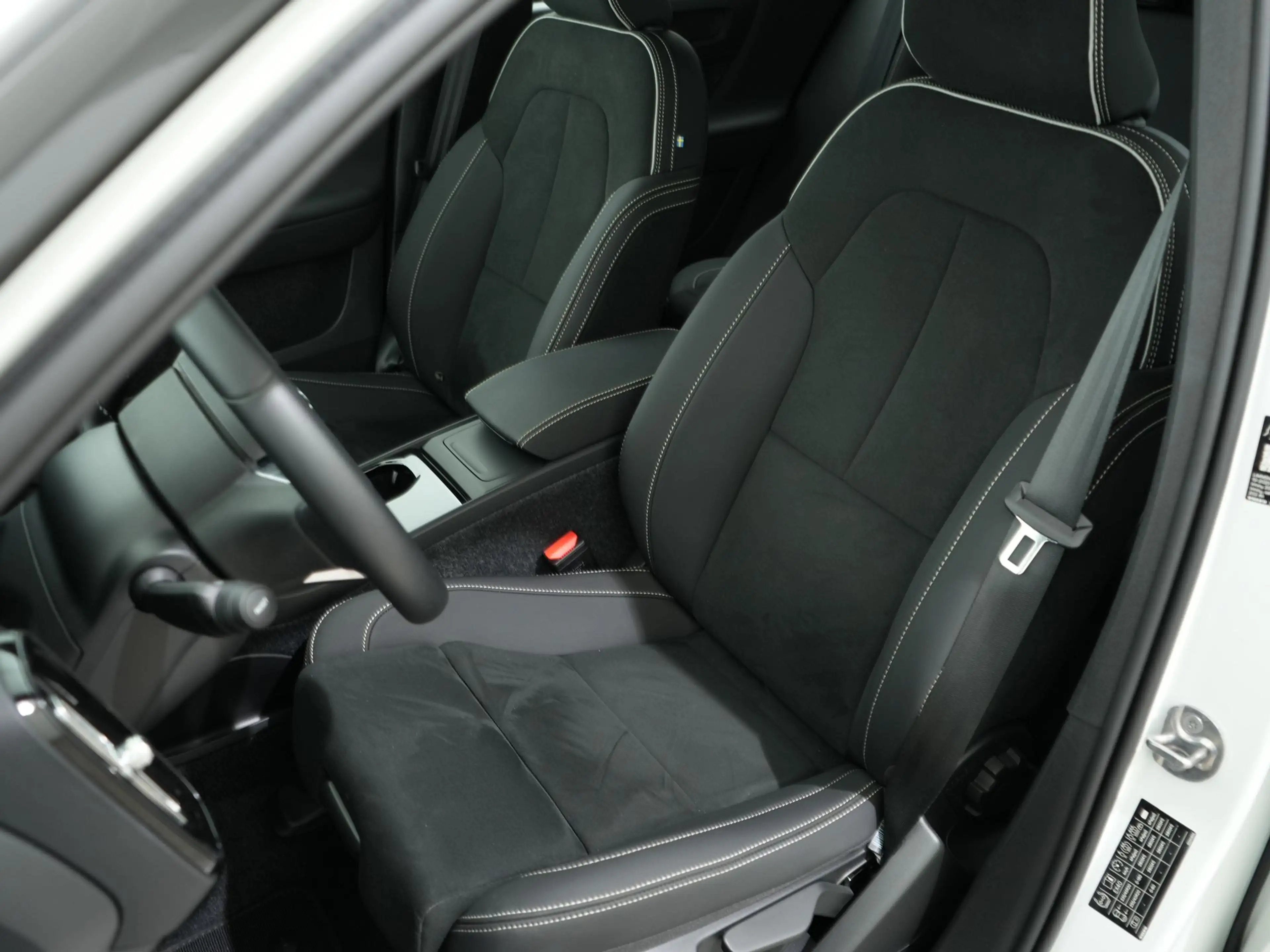 Volvo EX40 SINGLE MOTOR PLUS BLACK EDITION 70 KWH 100% SOH | — photo 4
