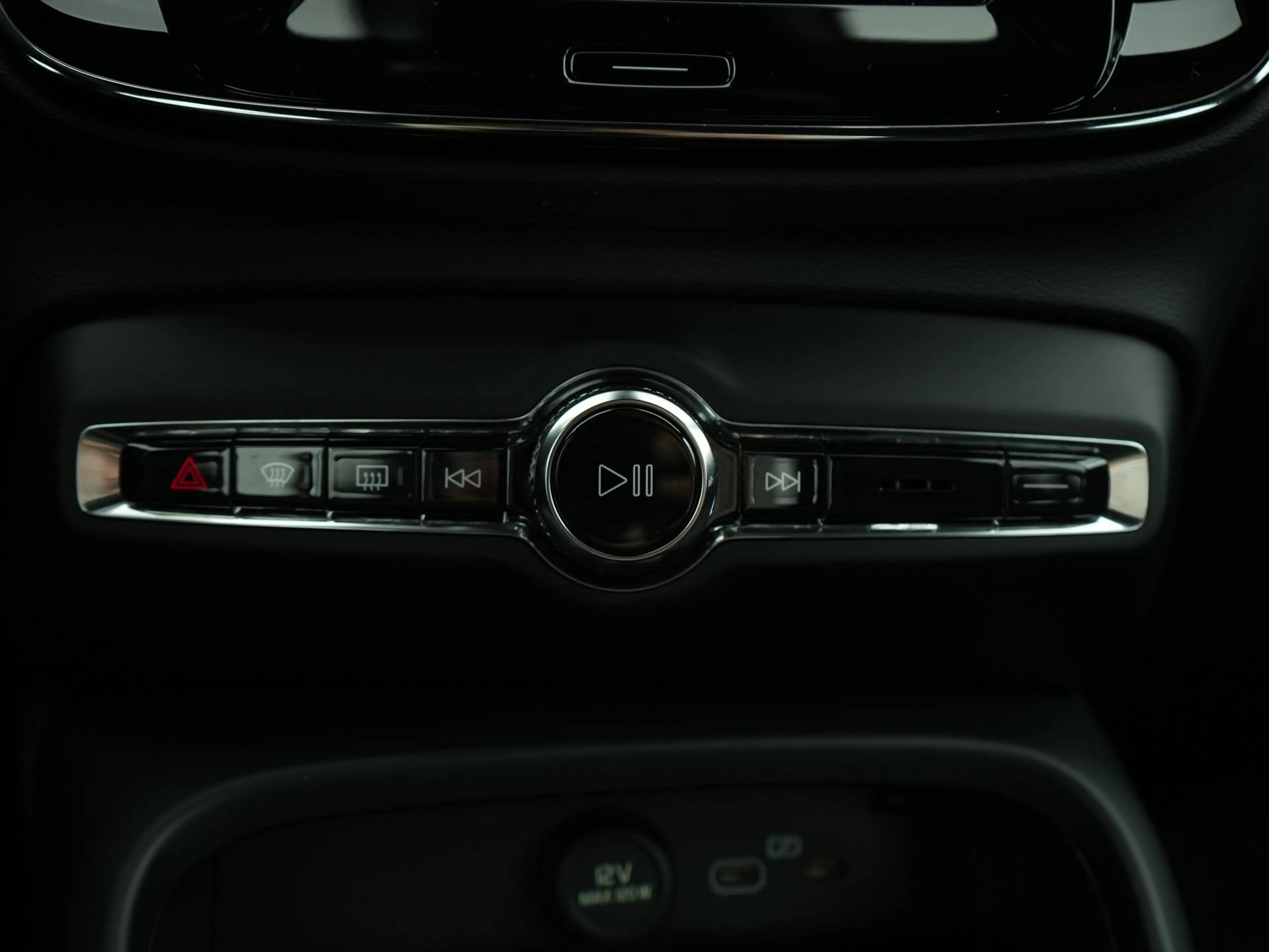Volvo EX40 SINGLE MOTOR PLUS BLACK EDITION 70 KWH 100% SOH | — photo 9