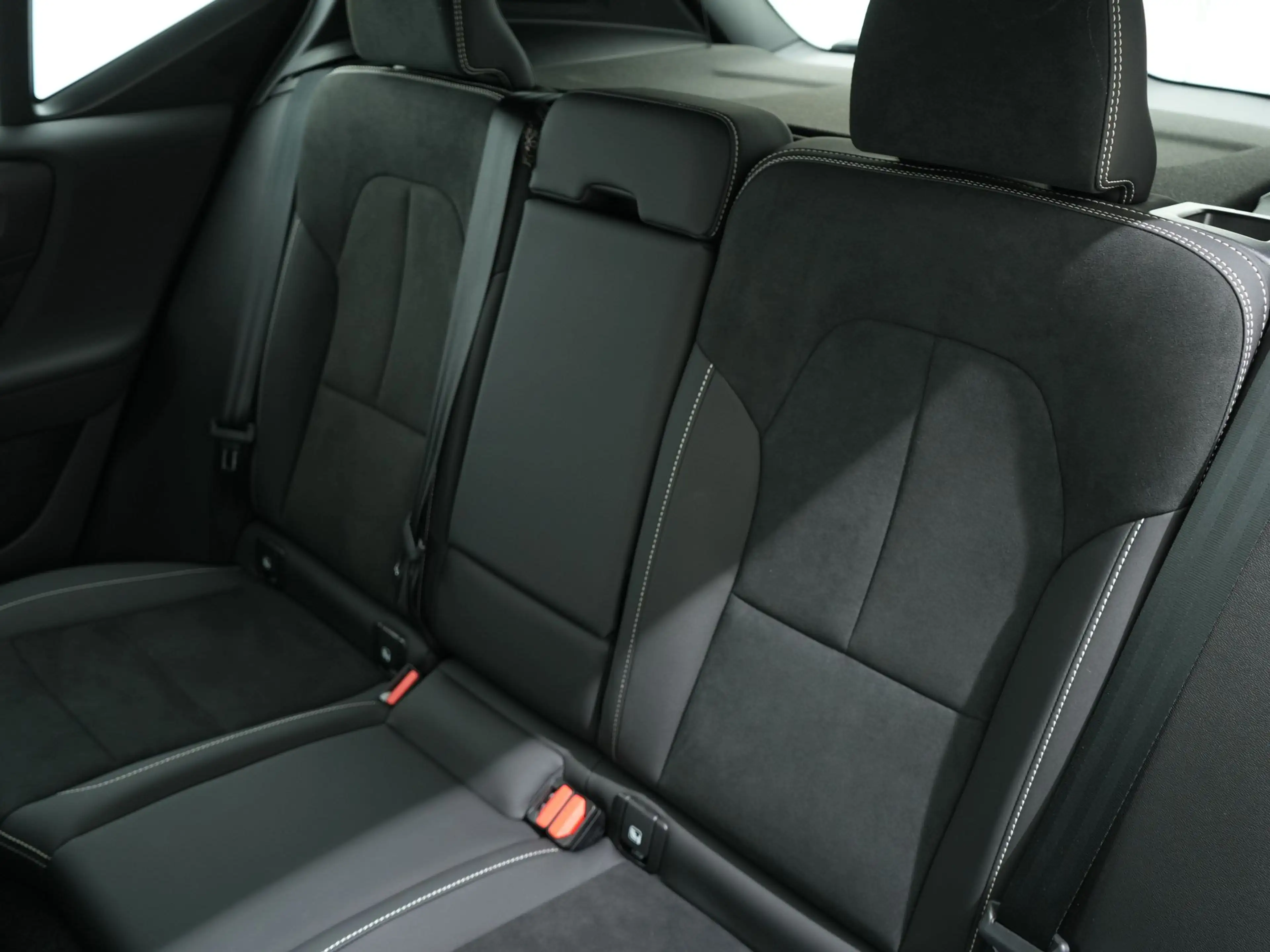 Volvo EX40 SINGLE MOTOR PLUS BLACK EDITION 70 KWH 100% SOH | — photo 5