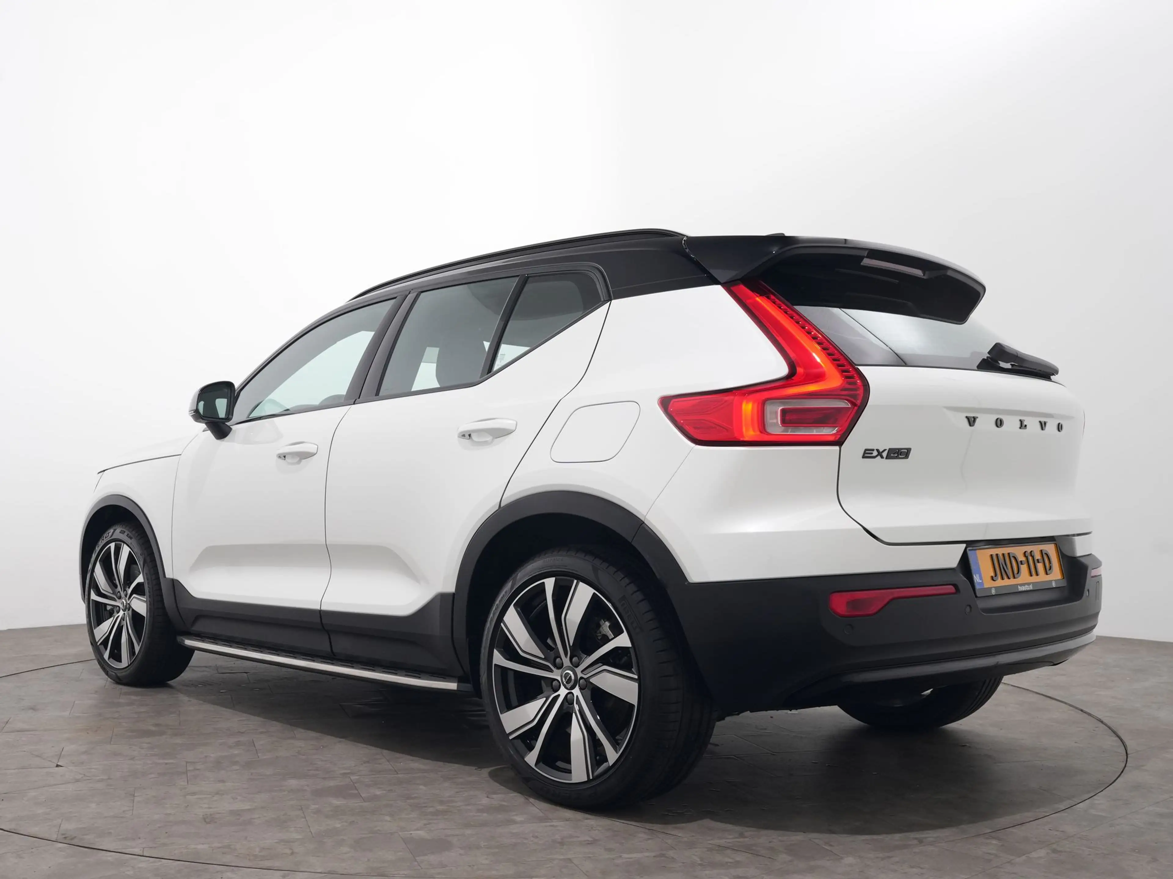 Volvo EX40 SINGLE MOTOR PLUS BLACK EDITION 70 KWH 100% SOH | — photo 3