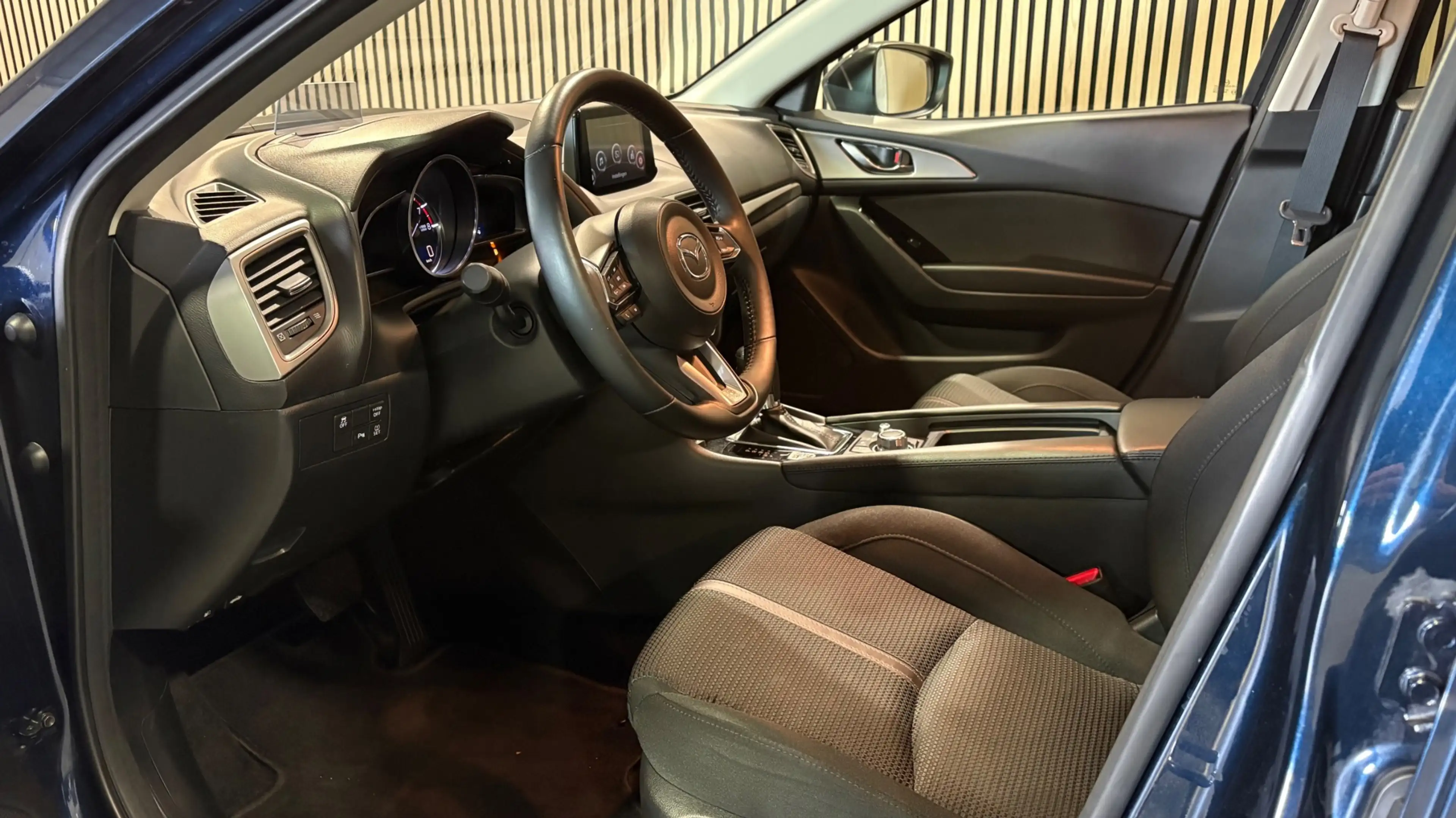 Mazda 3 2.0 SkyActiv-G / Automaat / LED / Stuurverwarming — photo 4