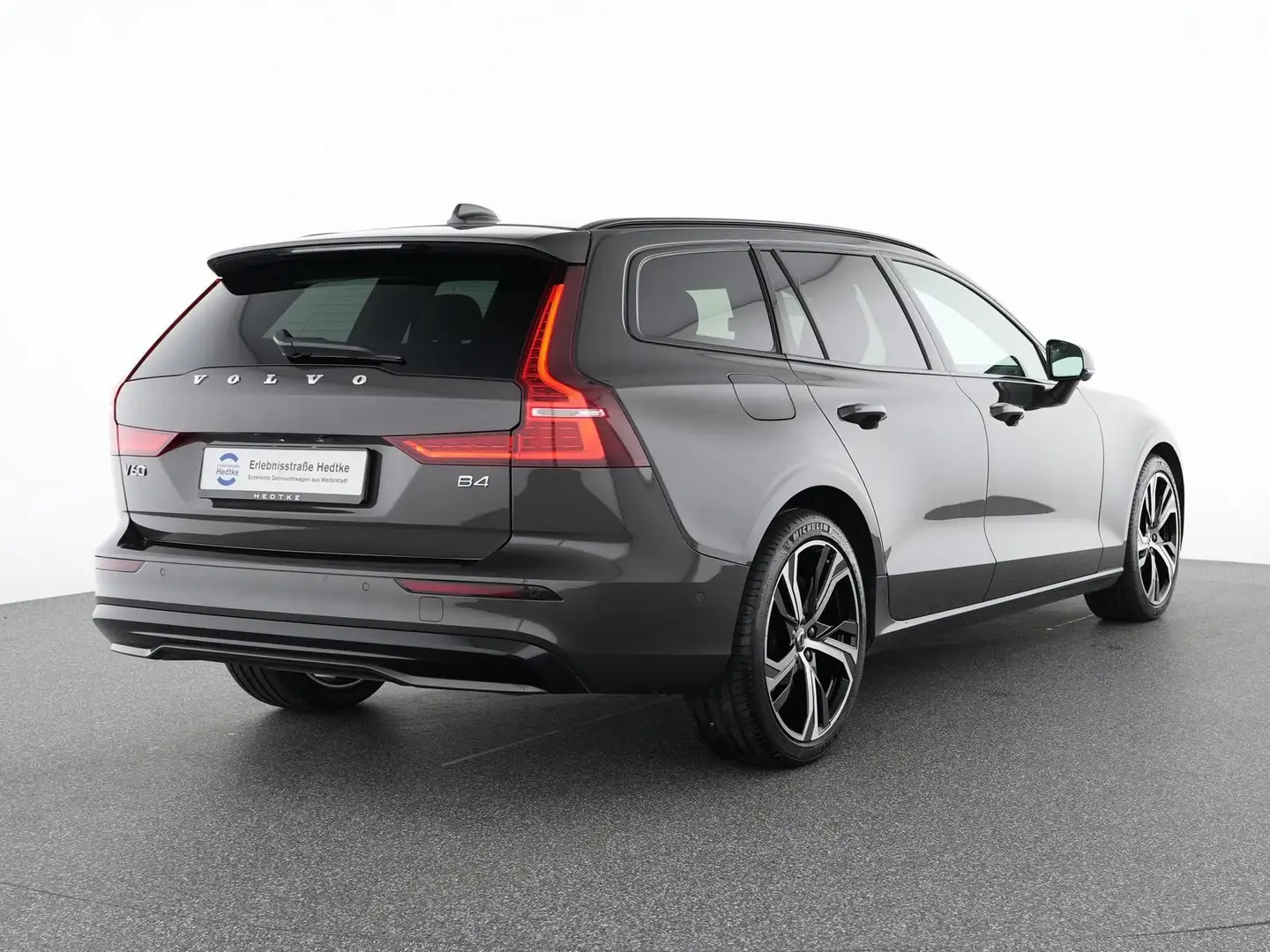 Volvo V60 B4 Benzin Plus Dark 19"+PANO+H&K+360°+ACC Grijs - 2