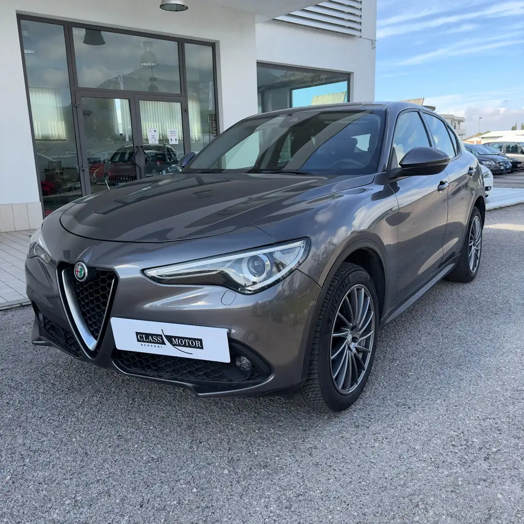 Alfa Romeo Stelvio Stelvio 2.2 t Business Q4 180cv auto Grigio - 2