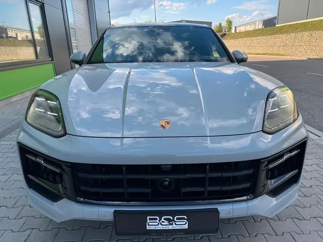 Porsche Cayenne view 4