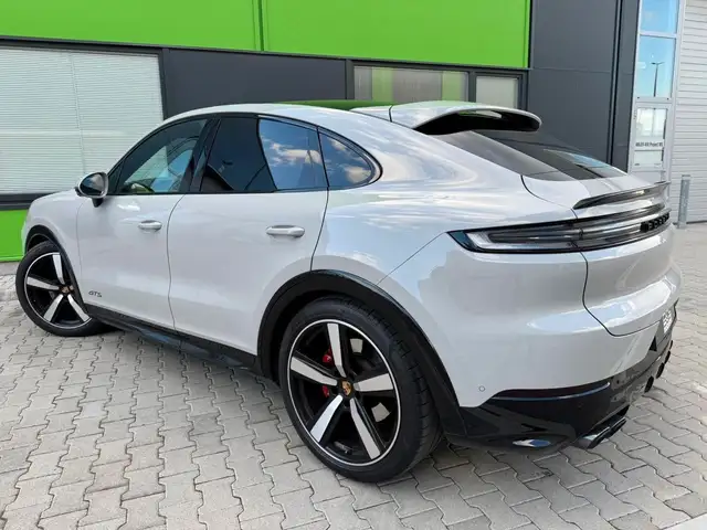 Porsche Cayenne view 11