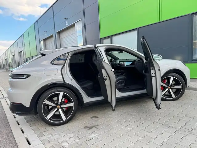 Porsche Cayenne view 15