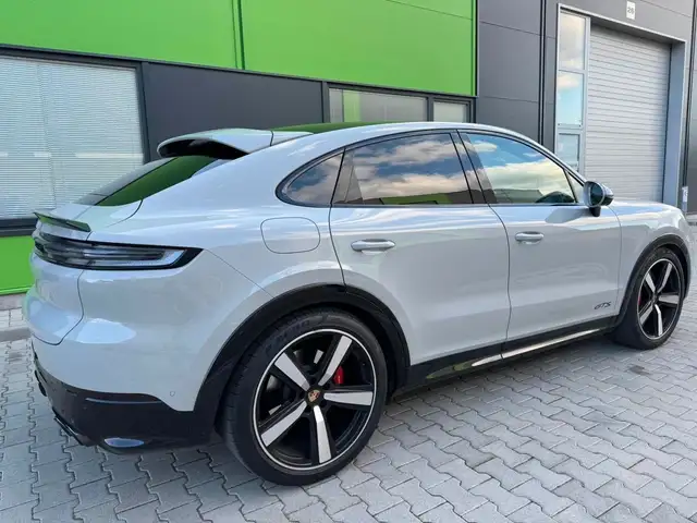 Porsche Cayenne view 8