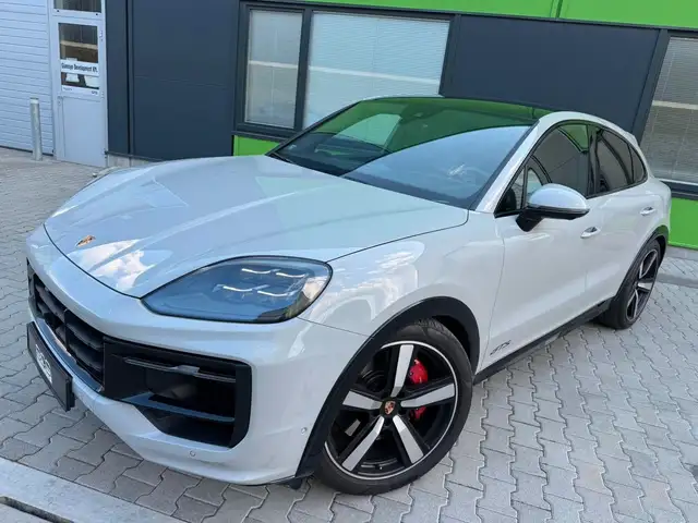 Porsche Cayenne view 3