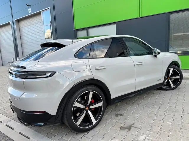 Porsche Cayenne view 9
