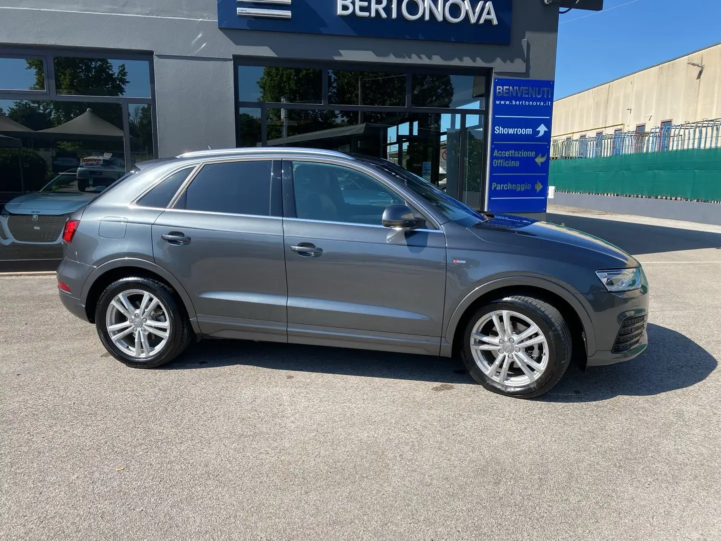 Audi Q3 2.0 TDI 150 CV S tronic S line Edition Grigio - 2