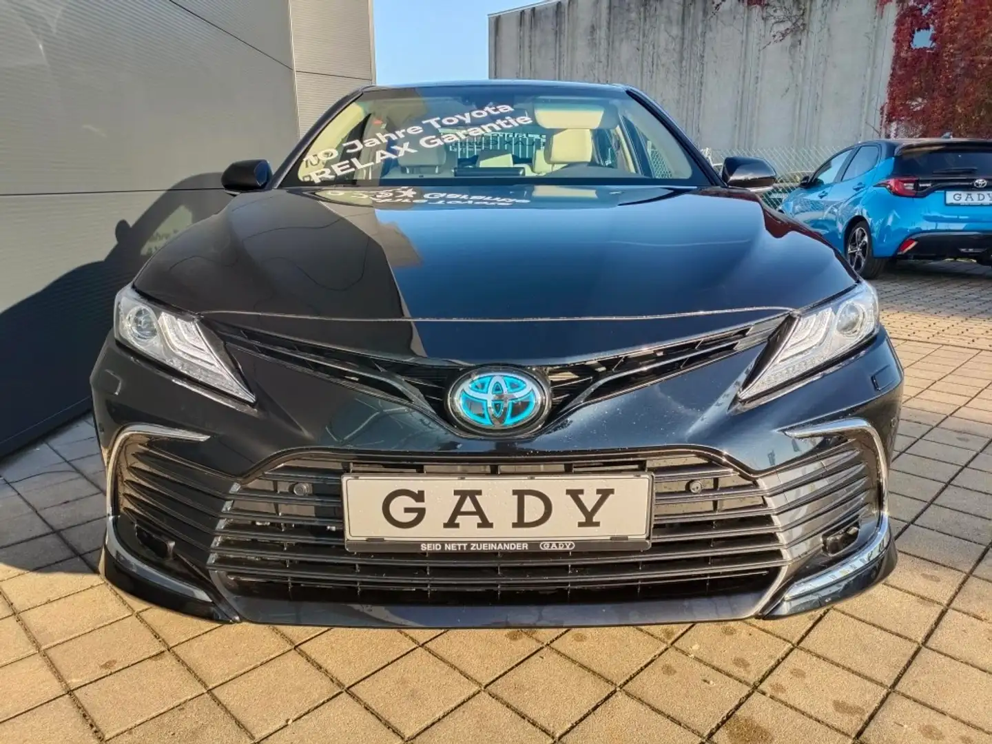 Toyota Camry 2,5 Hybrid Lounge Aut. Zwart - 2
