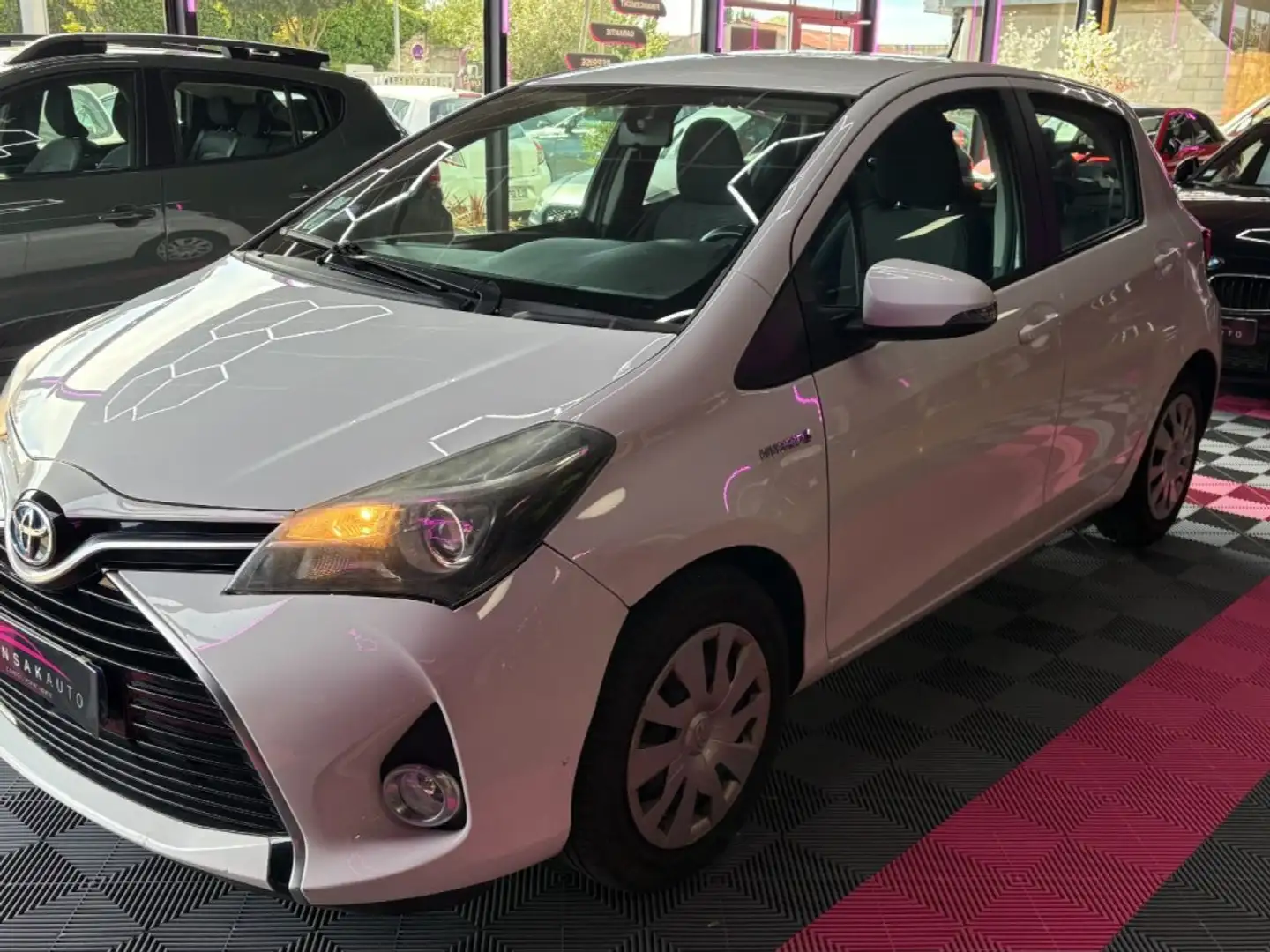 Toyota Yaris HYBRIDE 100 ch Dynamic ~ Caméra de recul ~ 100% Suivi ~ Batterie neuve ~ Bluetooth ~ Régulateur / Limiteur de vitesse Bianco - 2