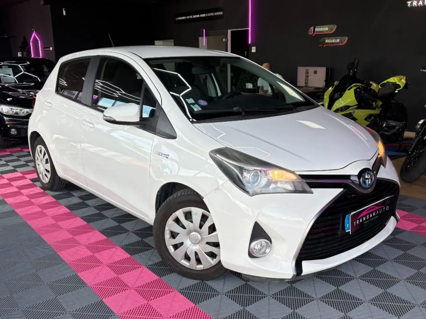 Toyota Yaris HYBRIDE 100 ch Dynamic ~ Caméra de recul ~ 100% Suivi ~ Batterie neuve ~ Bluetooth ~ Régulateur / Limiteur de vitesse Bianco - 1