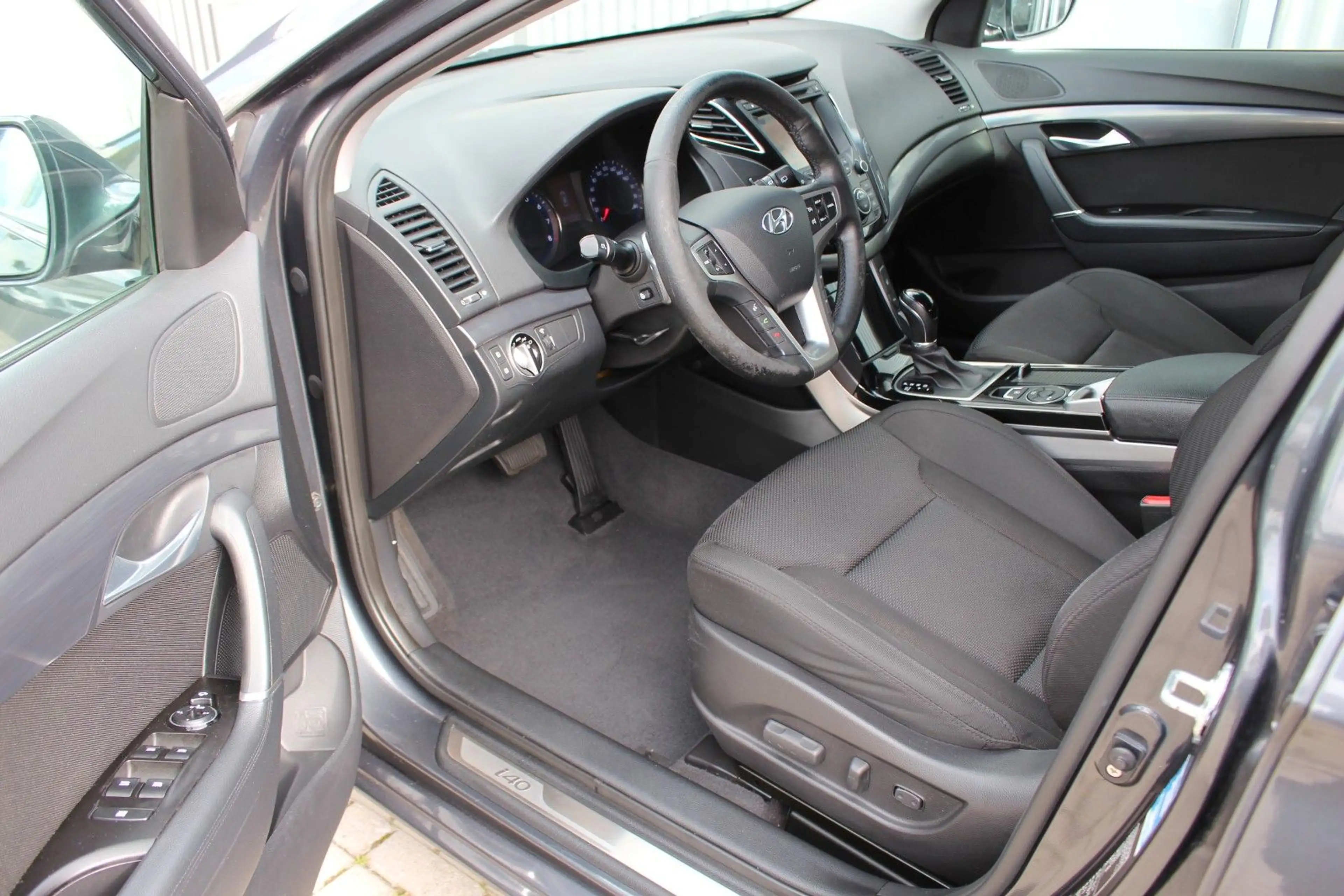 Hyundai i40 cw 2.0i Automatik Premium+Navi+Kamera+Xenon — photo 11