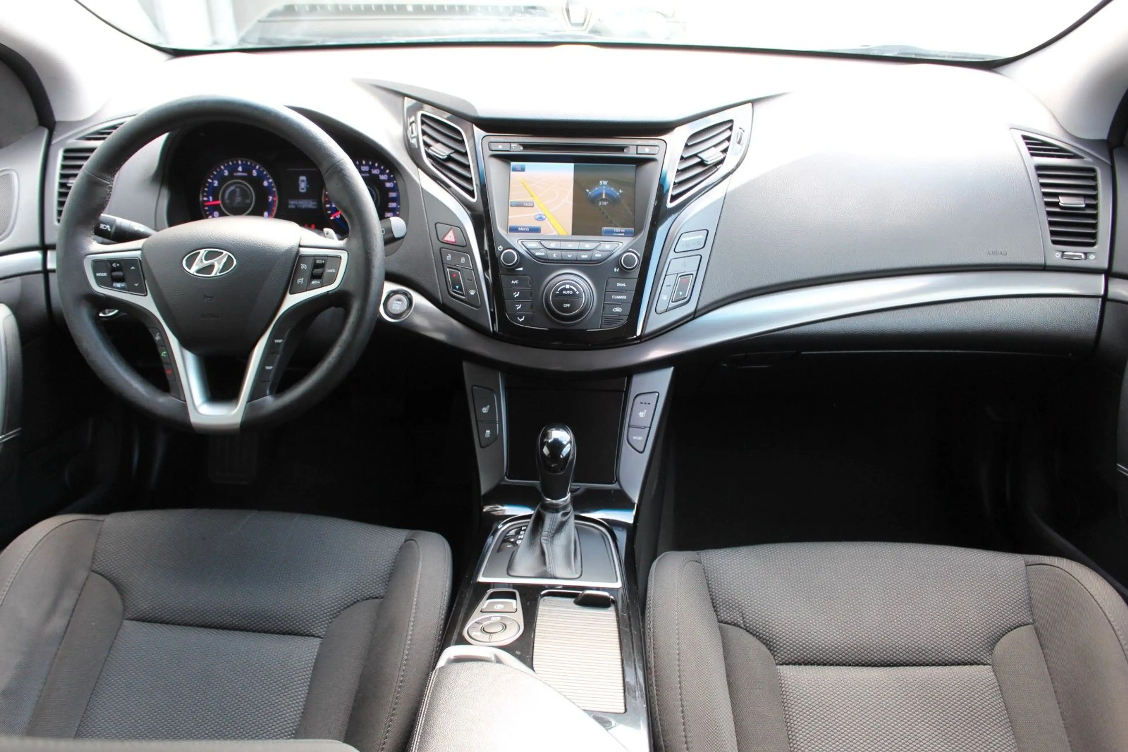 Hyundai i40 cw 2.0i Automatik Premium+Navi+Kamera+Xenon — photo 13
