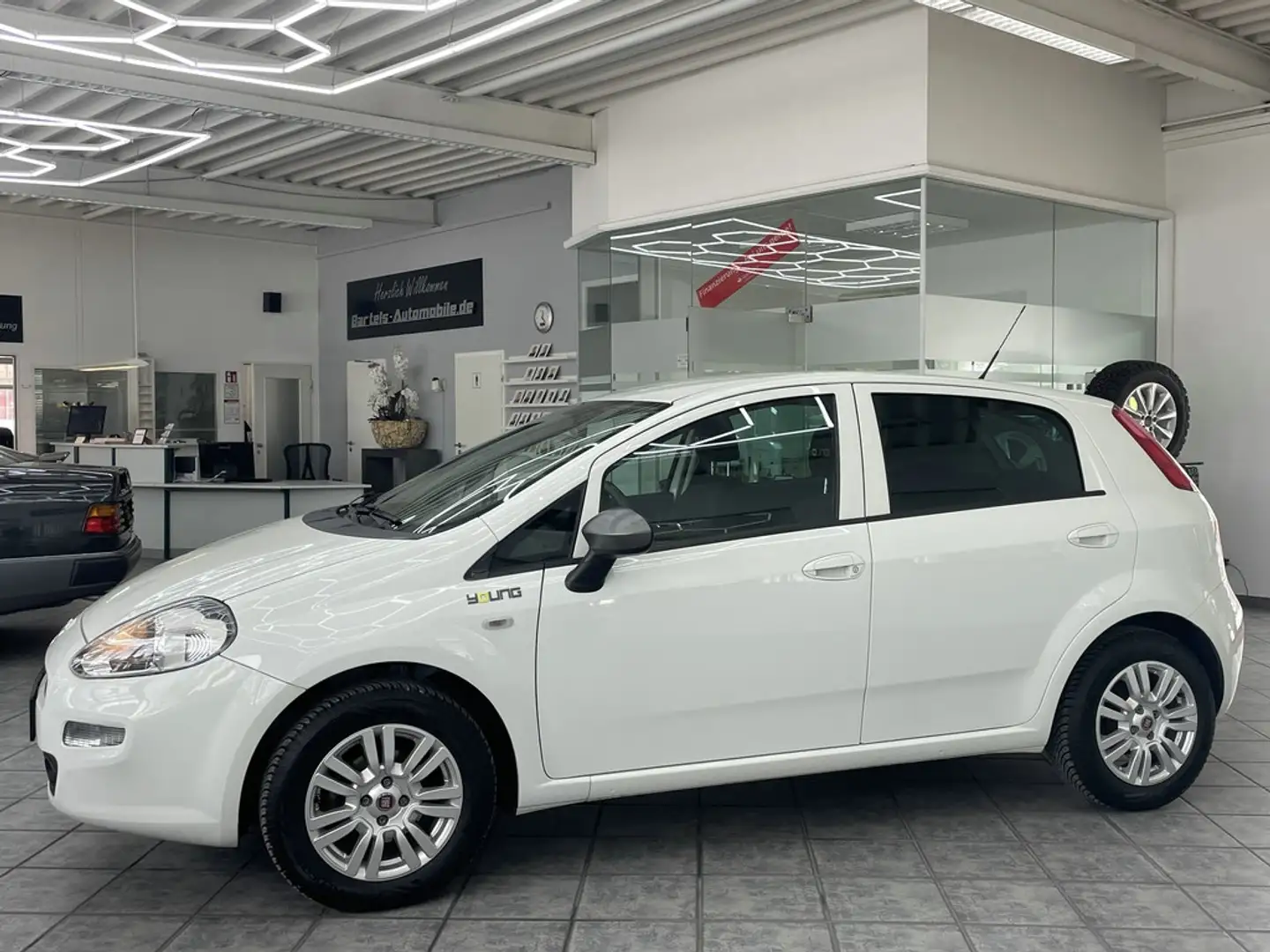 Fiat Punto Evo 1.2 Young, Navi, 5 Türen, 1.Hand, Klima Bílá - 2